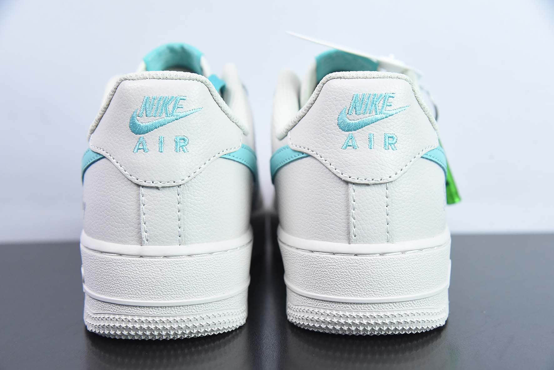 耐克Nike Tiffany & Co. x Nk Air Force 1'07 Low SP Friends and Family 蒂芙尼联名款米白灰蓝空军一号低帮休闲板鞋纯原版本 货号：DZ1382-211