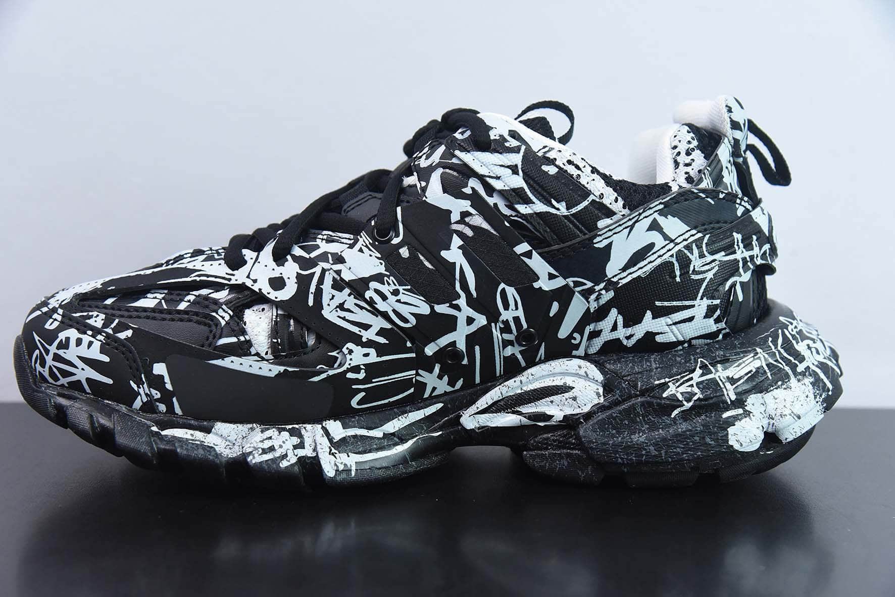 巴黎世家BALENCIAGA Track Trainers 3.0代系列黑白满面涂鸦复古野跑姥爹潮流百搭休闲慢跑鞋纯原版本 货号：542436 W3RRA 1090