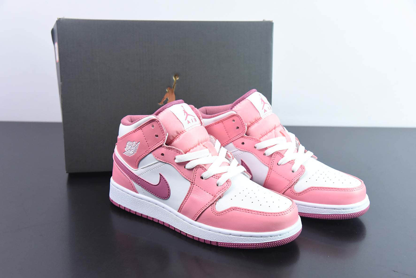 乔丹Air Jordan 1 Mid GS AJ1女款粉白中帮休闲篮球鞋纯原版本 货号：DQ8423-616 