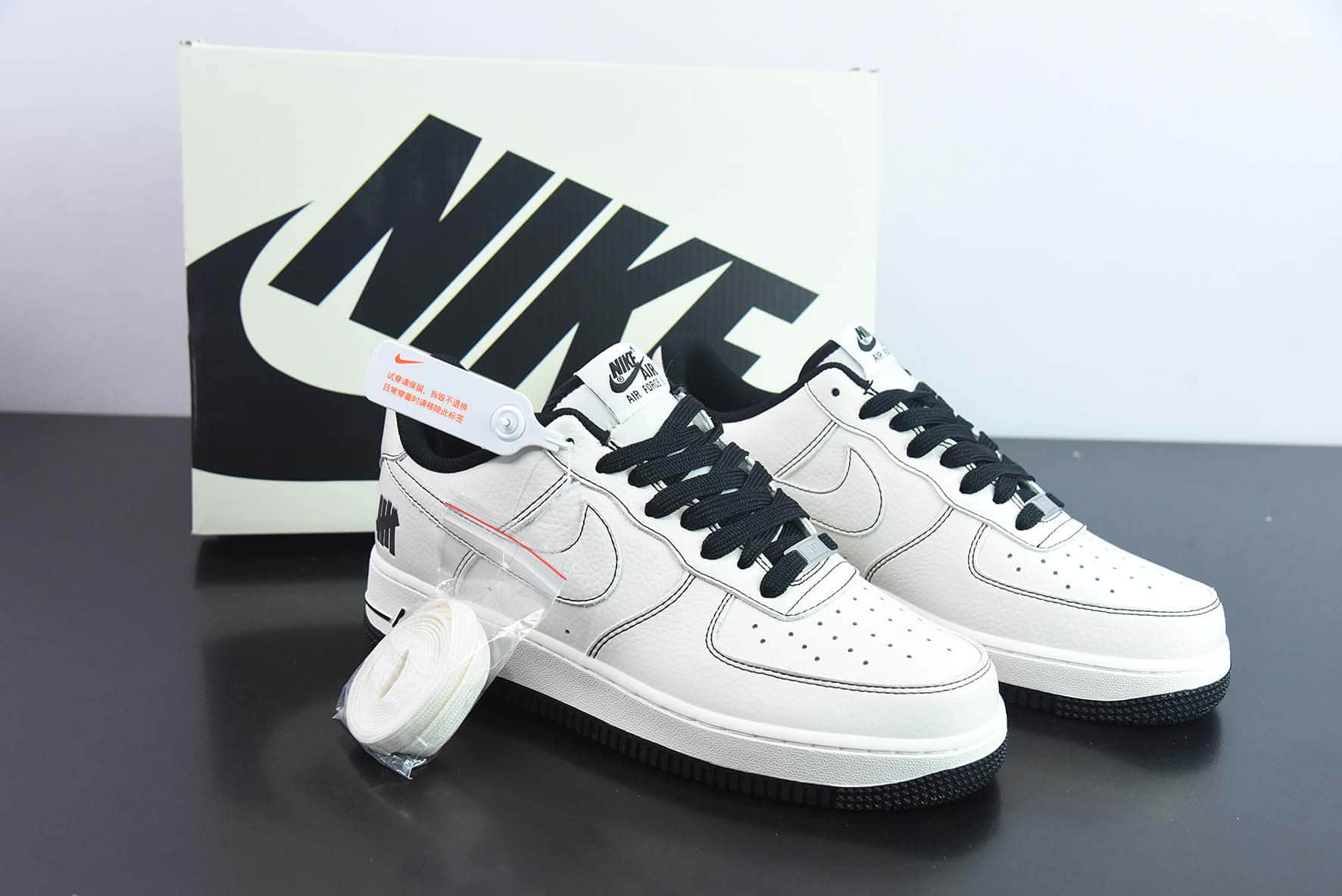 耐克Nike Undefeated x Nike Air Force 1 Low 五道杠联名米白黑空军一号低帮休闲板鞋纯原版本 货号：UN1988-111