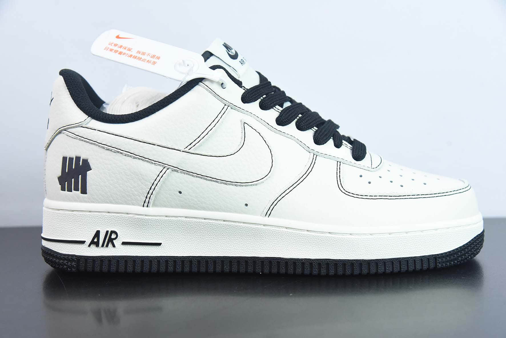 耐克Nike Undefeated x Nike Air Force 1 Low 五道杠联名米白黑空军一号低帮休闲板鞋纯原版本 货号：UN1988-111