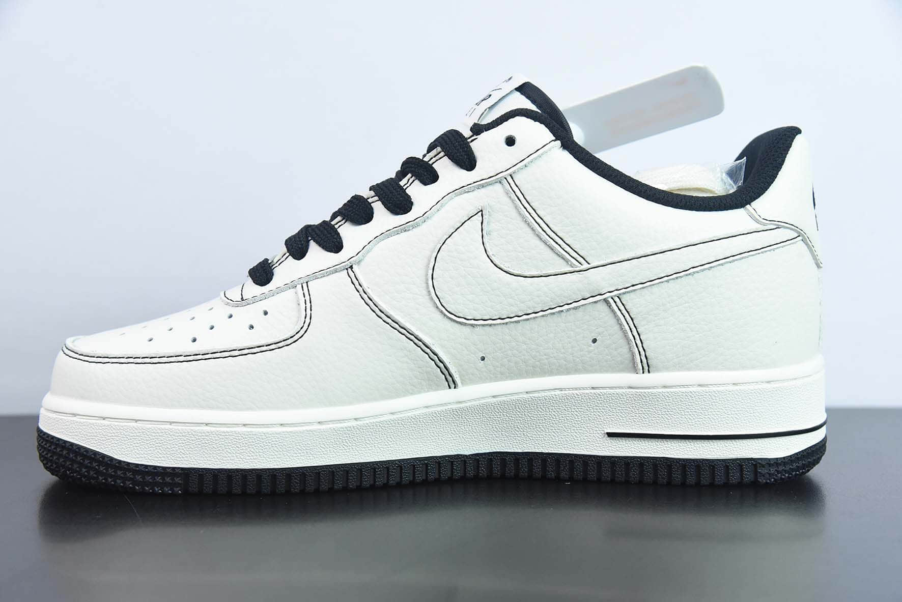 耐克Nike Undefeated x Nike Air Force 1 Low 五道杠联名米白黑空军一号低帮休闲板鞋纯原版本 货号：UN1988-111