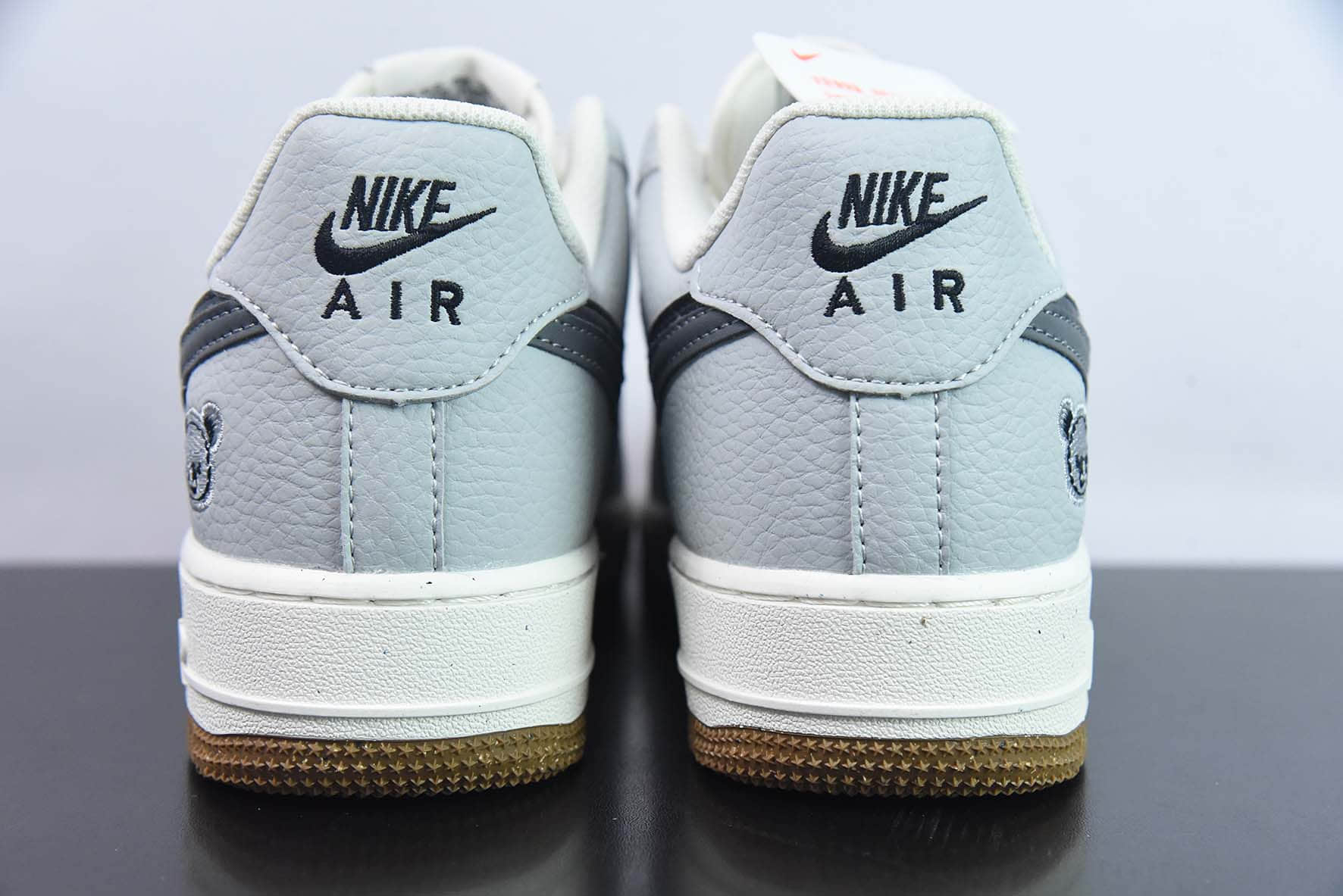 耐克Nike Air Force 1'07 Low 黑灰小熊双勾空军一号低帮休闲板鞋纯原版本 货号：CC2569-033