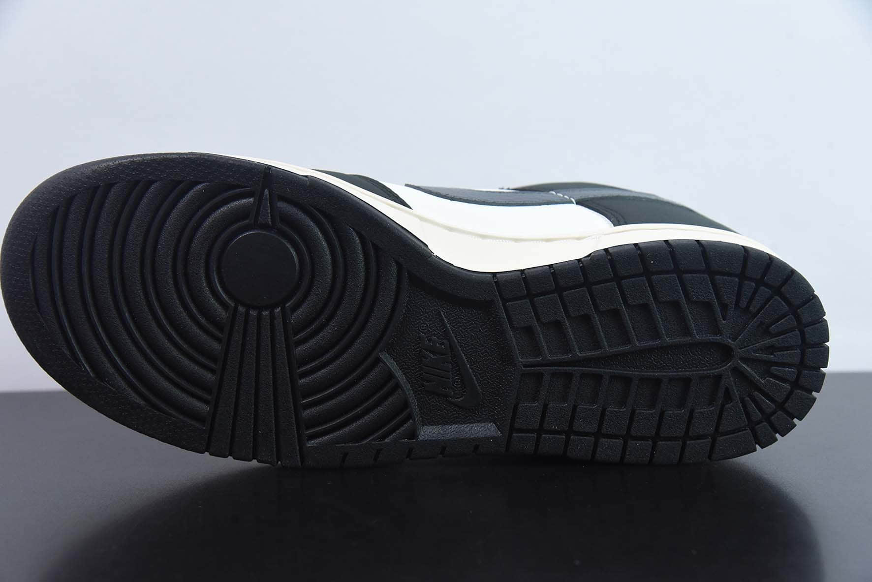 耐克Nike SB Dunk Low大友克洋联名款黑灰SB低帮休闲滑板鞋纯原版本 货号：DD0302-256 