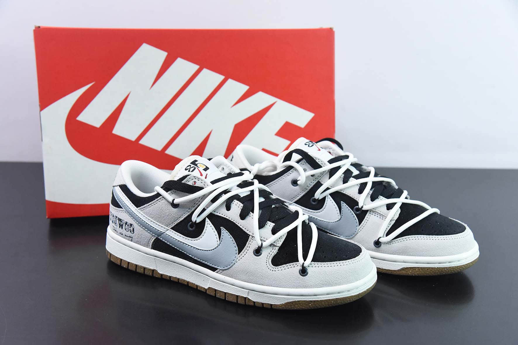 耐克Nike SB Dunk Low SE85 Double SwooshGreyBlackCowboy浅灰黑灰白双钩牛仔扣篮系列低帮休闲运动滑板板鞋纯原版本 货号：DO9457-135 