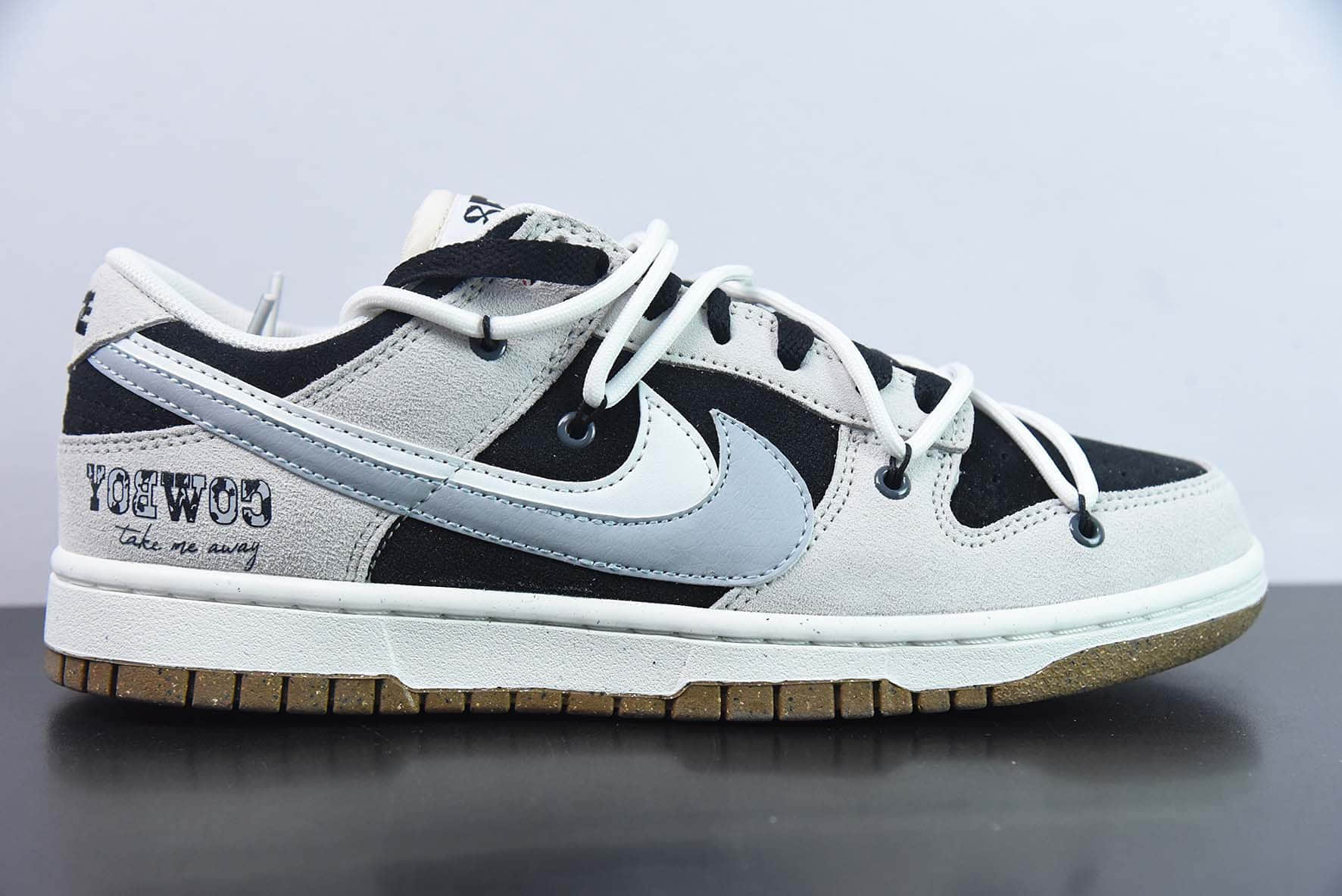 耐克Nike SB Dunk Low SE85 Double SwooshGreyBlackCowboy浅灰黑灰白双钩牛仔扣篮系列低帮休闲运动滑板板鞋纯原版本 货号：DO9457-135 