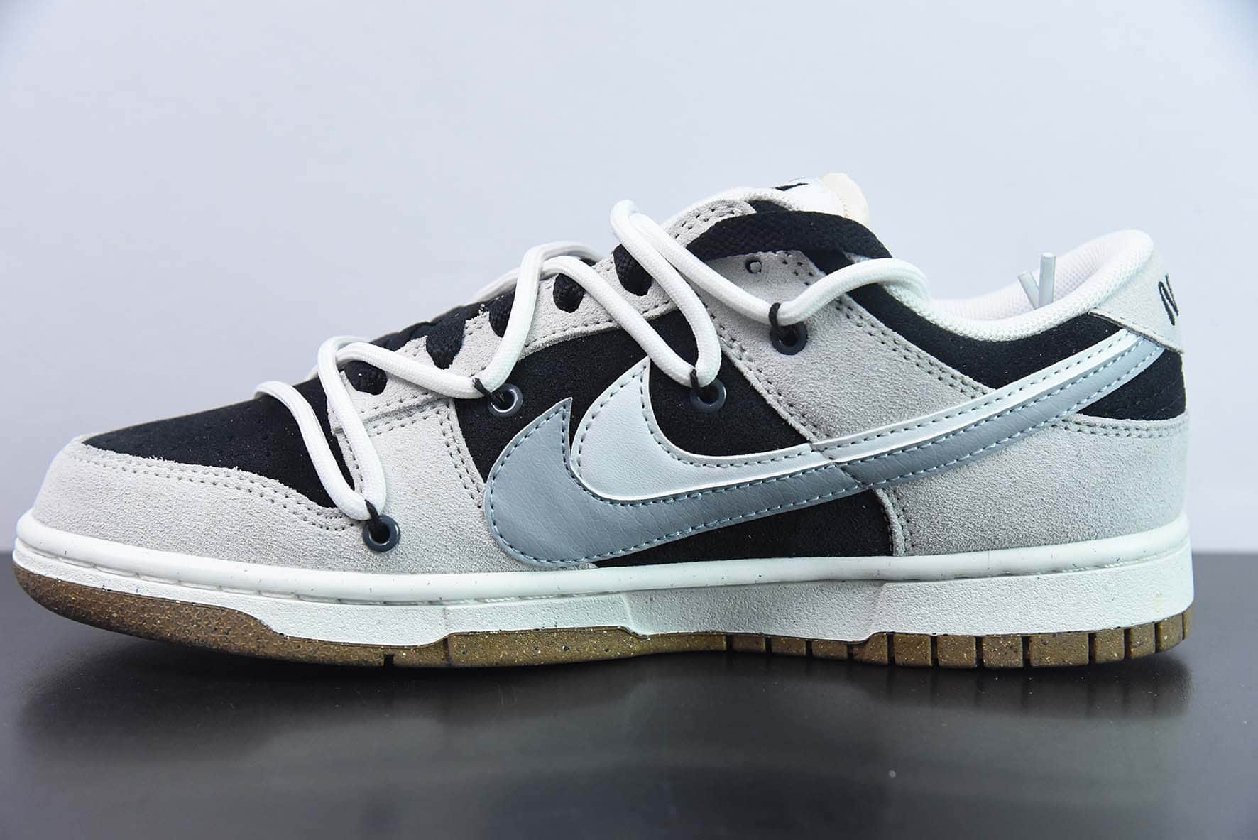 耐克Nike SB Dunk Low SE85 Double SwooshGreyBlackCowboy浅灰黑灰白双钩牛仔扣篮系列低帮休闲运动滑板板鞋纯原版本 货号：DO9457-135 