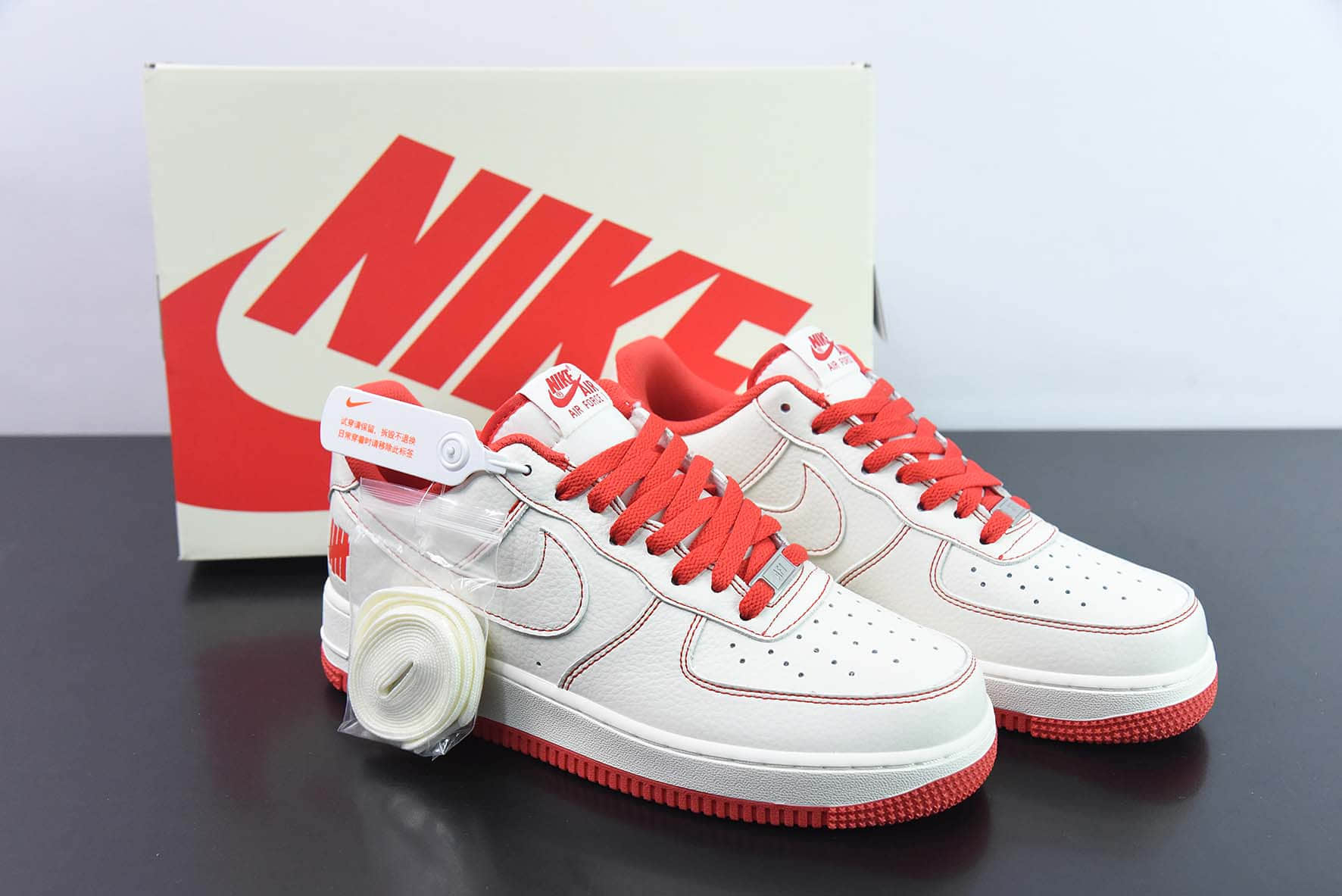 耐克Nike UNDEFEATED x Nike Air Force 1´07 Low米白红车线五杠印花空军一号经典低帮休闲板鞋纯原版本 货号：UN1315-801