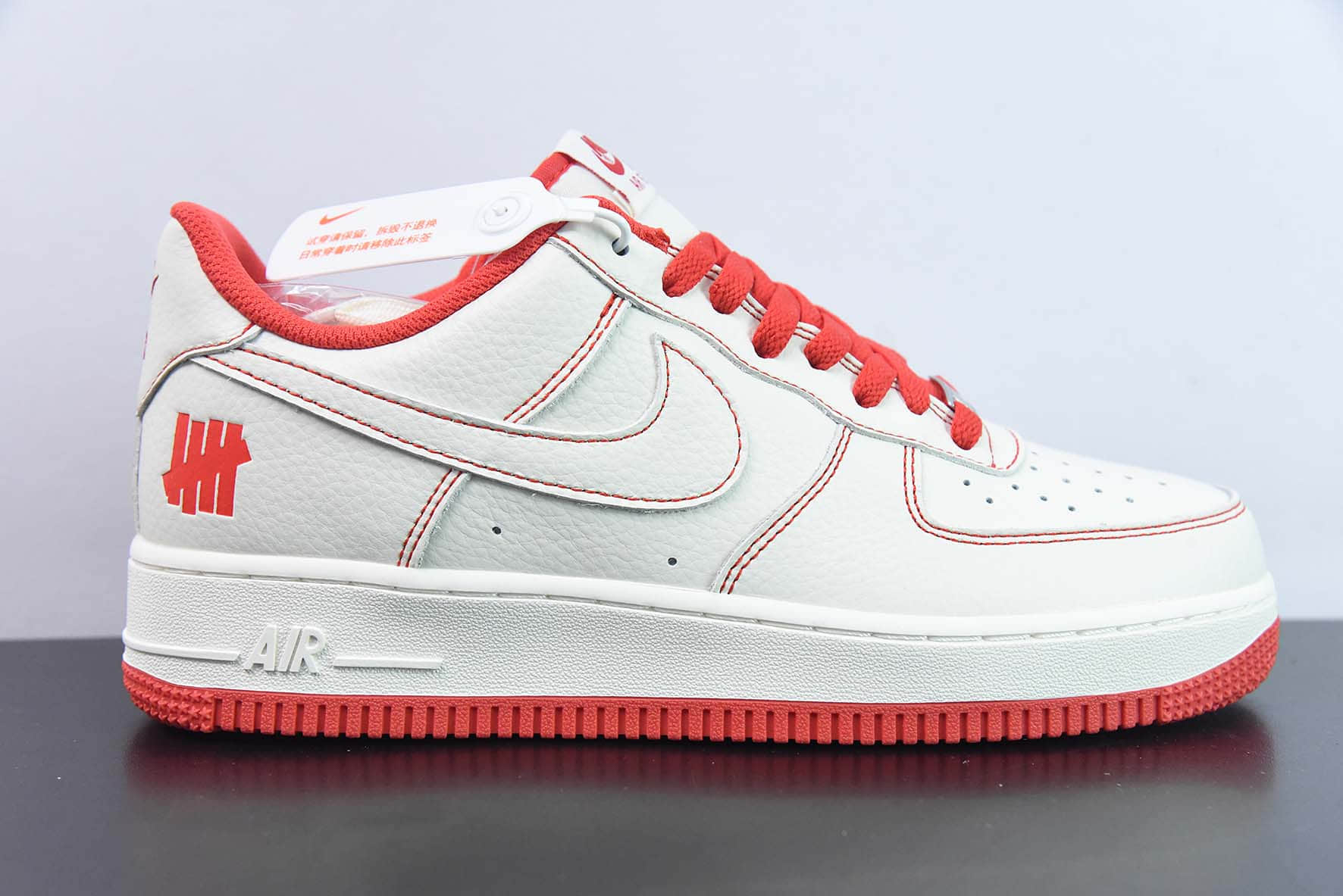 耐克Nike UNDEFEATED x Nike Air Force 1´07 Low米白红车线五杠印花空军一号经典低帮休闲板鞋纯原版本 货号：UN1315-801