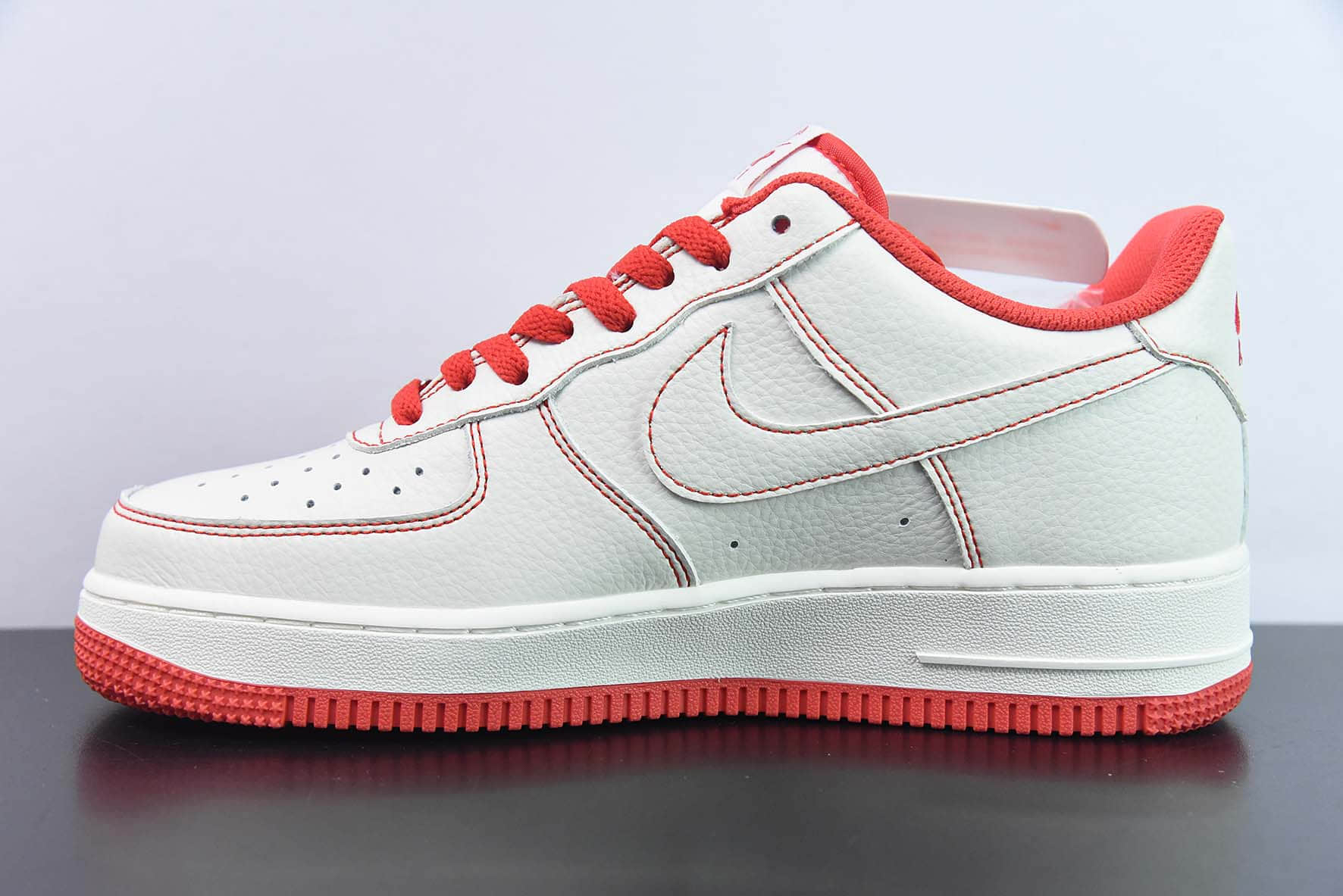 耐克Nike UNDEFEATED x Nike Air Force 1´07 Low米白红车线五杠印花空军一号经典低帮休闲板鞋纯原版本 货号：UN1315-801