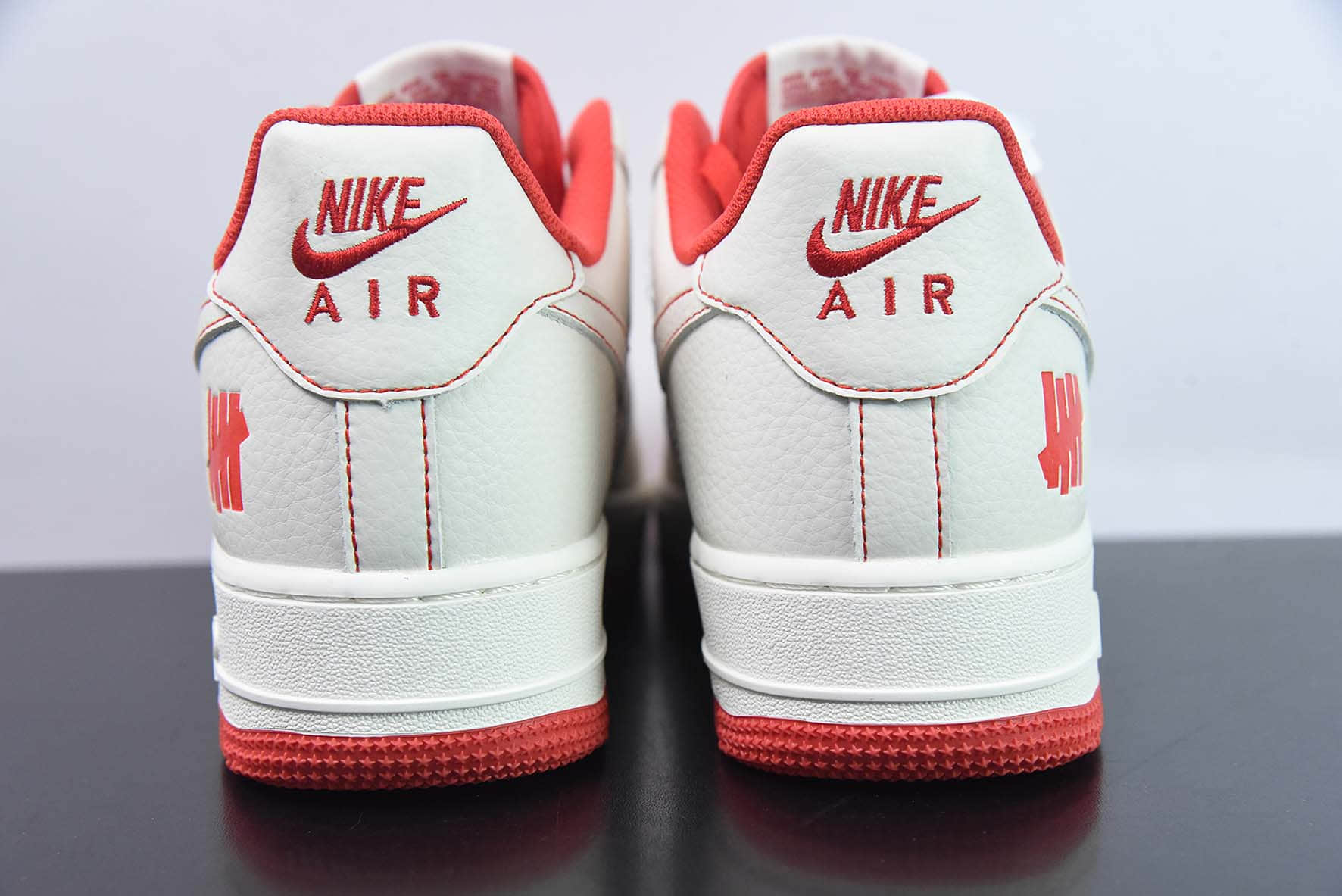 耐克Nike UNDEFEATED x Nike Air Force 1´07 Low米白红车线五杠印花空军一号经典低帮休闲板鞋纯原版本 货号：UN1315-801