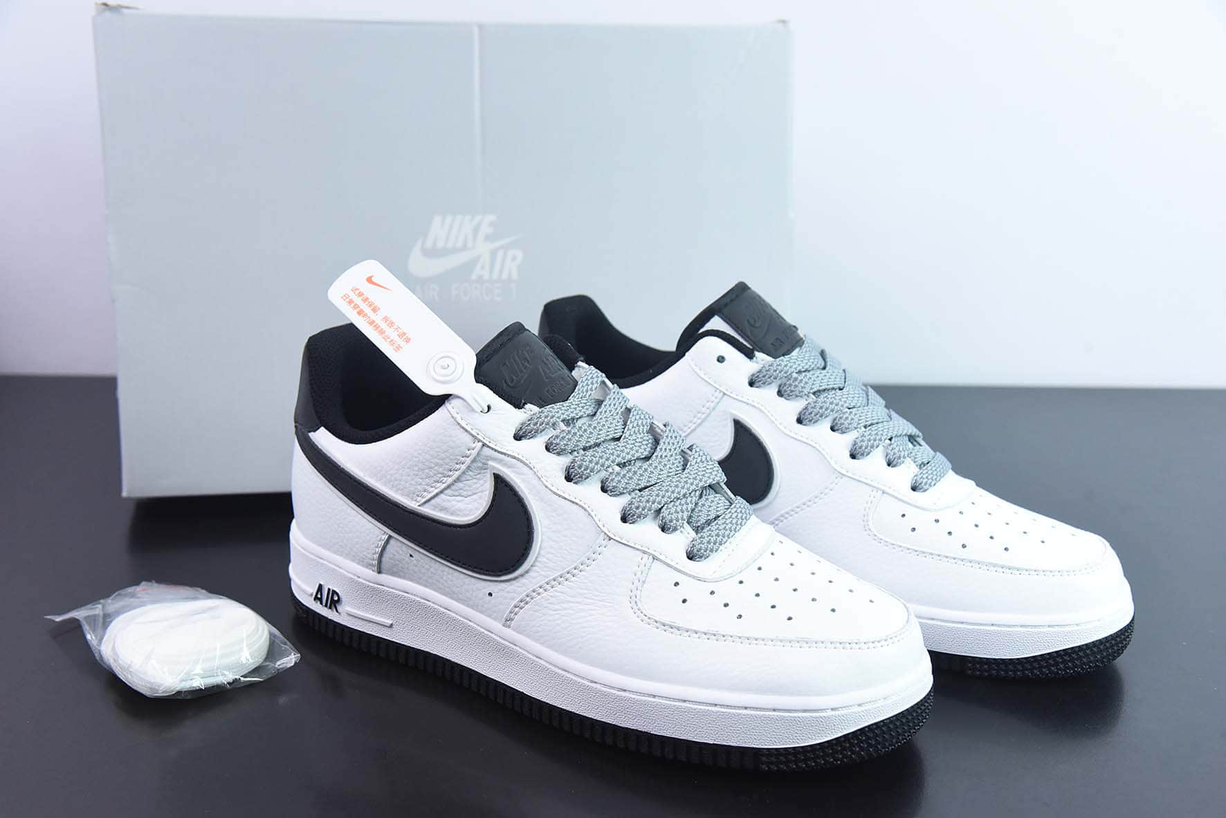 耐克Nike Air Force 1 '07 Low QSWhiteBlack Reflectiv Swoosh皮革白黑天使反光钩子空军一号经典低帮百搭休闲运动板鞋纯原版本 货号：LS0216-026