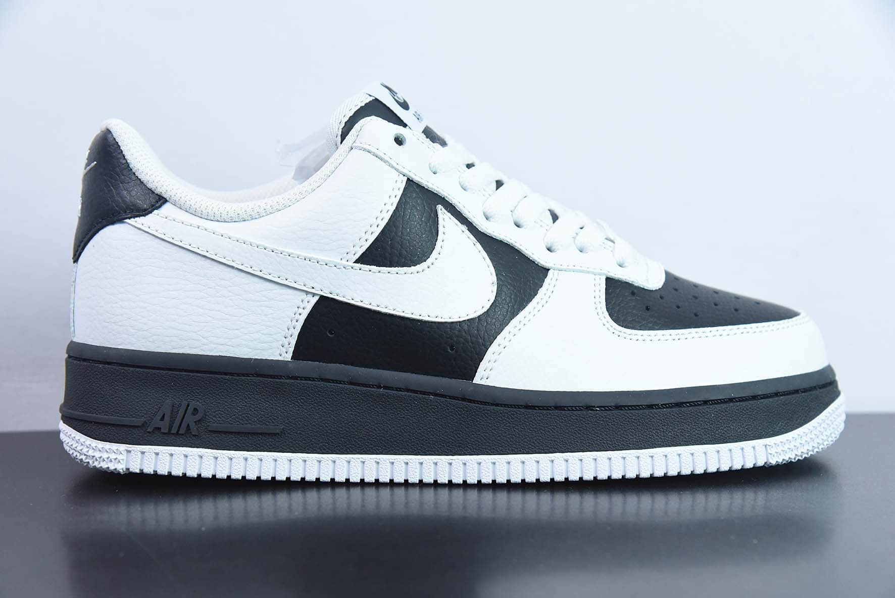 耐克Nike Air Force 1'07 LowWhiteBlackPanda皮革翻转白黑熊猫空军一号低帮休闲板鞋纯原版本 货号：JP6516-811