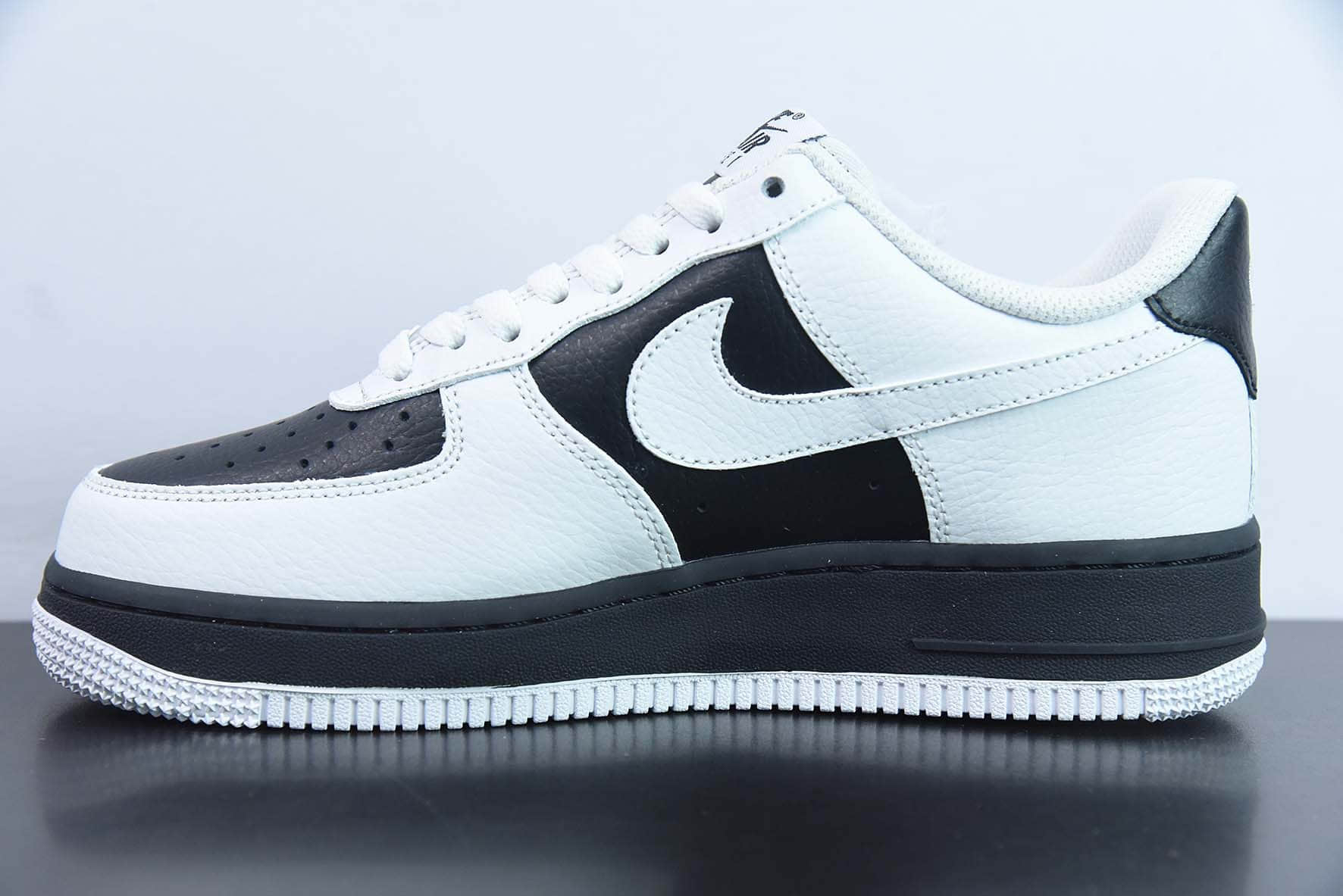 耐克Nike Air Force 1'07 LowWhiteBlackPanda皮革翻转白黑熊猫空军一号低帮休闲板鞋纯原版本 货号：JP6516-811