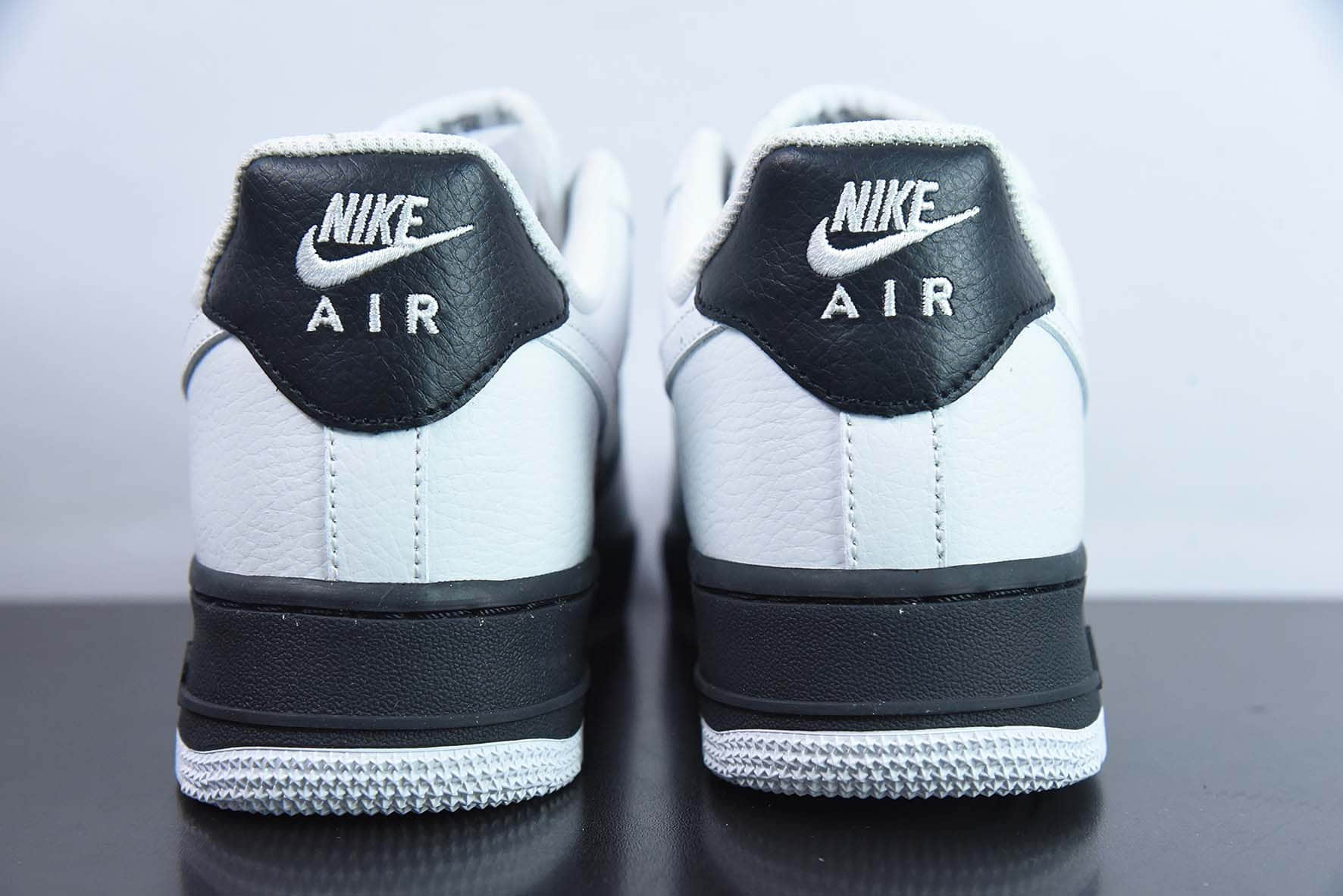 耐克Nike Air Force 1'07 LowWhiteBlackPanda皮革翻转白黑熊猫空军一号低帮休闲板鞋纯原版本 货号：JP6516-811