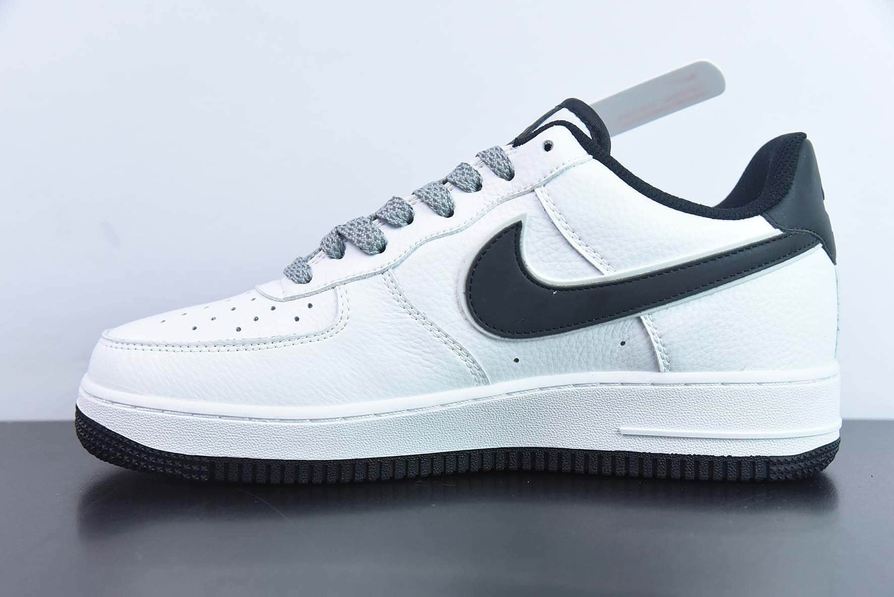 耐克Nike Air Force 1 '07 Low QSWhiteBlack Reflectiv Swoosh皮革白黑天使反光钩子空军一号经典低帮百搭休闲运动板鞋纯原版本 货号：LS0216-026