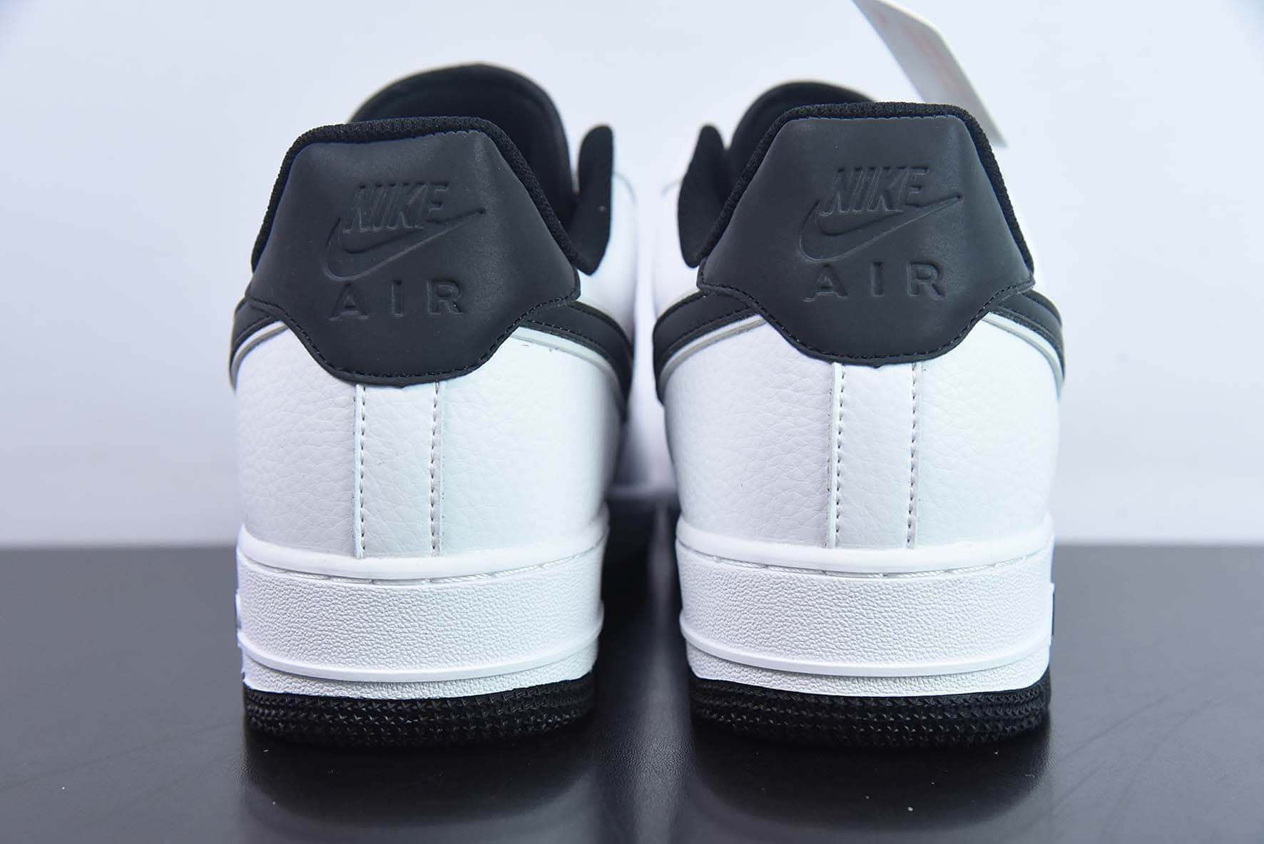 耐克Nike Air Force 1 '07 Low QSWhiteBlack Reflectiv Swoosh皮革白黑天使反光钩子空军一号经典低帮百搭休闲运动板鞋纯原版本 货号：LS0216-026