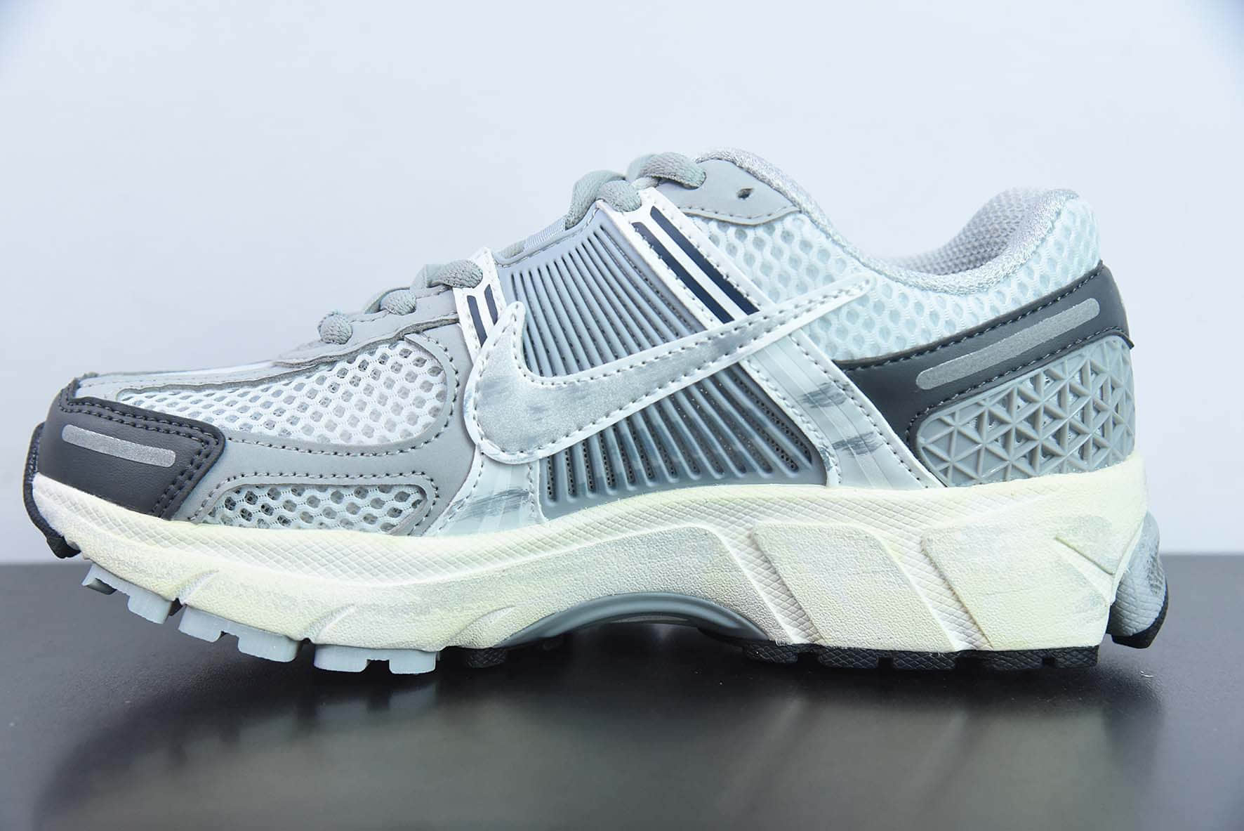 耐克Nike Nike Zoom Vomero 5 SPVast GreySail佛莫罗系列五代灰银休闲运动慢跑鞋纯原版本 货号：FD9919-001