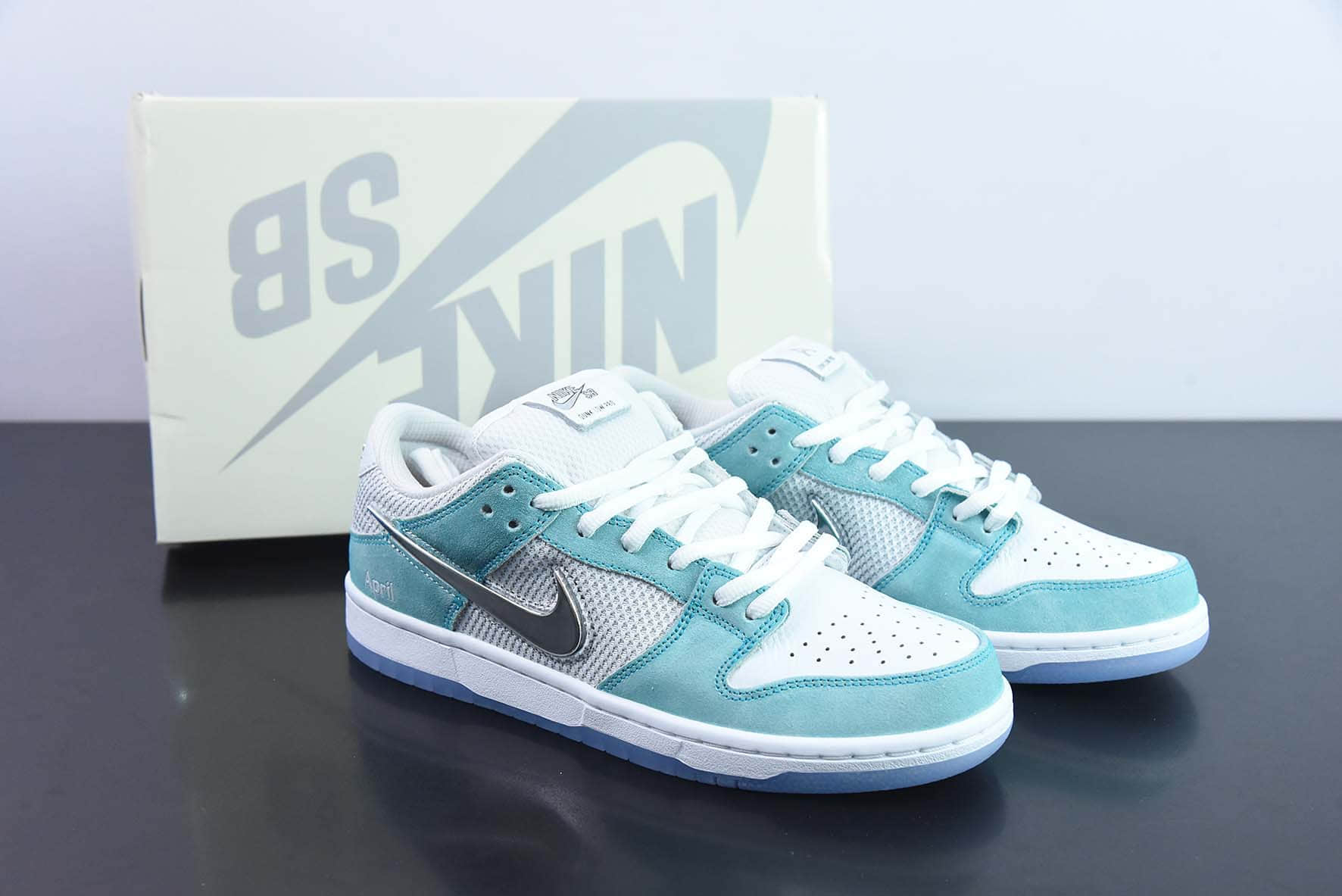 耐克Nike April Skateboards x Nike SB Dunk Low 冰封玫瑰冰蓝SB低帮休闲滑板鞋纯原版本 货号：FD2562-400 