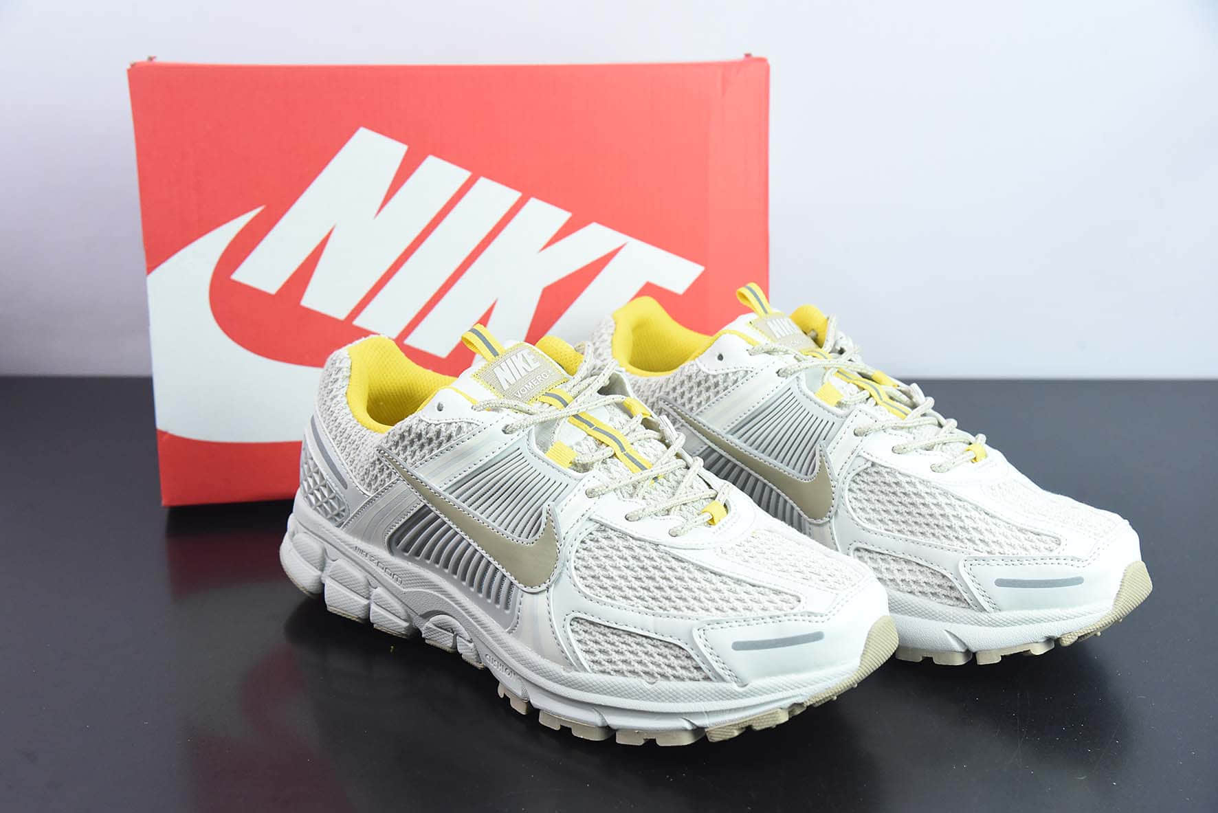 耐克Nike Zoom Vomero 5Light Bone Yellow佛莫罗5代系列骨白浅黄休闲运动慢跑鞋纯原版本 货号：FJ7694-020