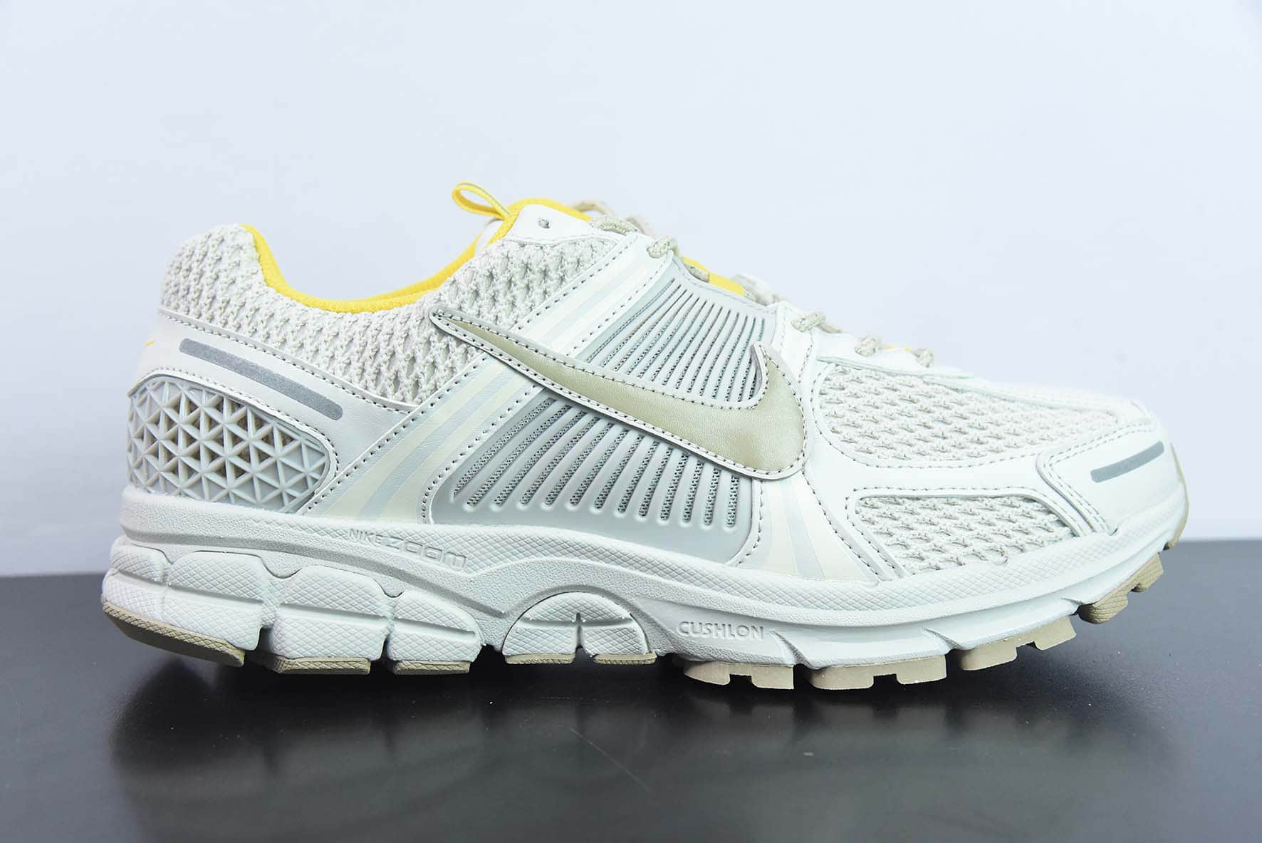 耐克Nike Zoom Vomero 5Light Bone Yellow佛莫罗5代系列骨白浅黄休闲运动慢跑鞋纯原版本 货号：FJ7694-020