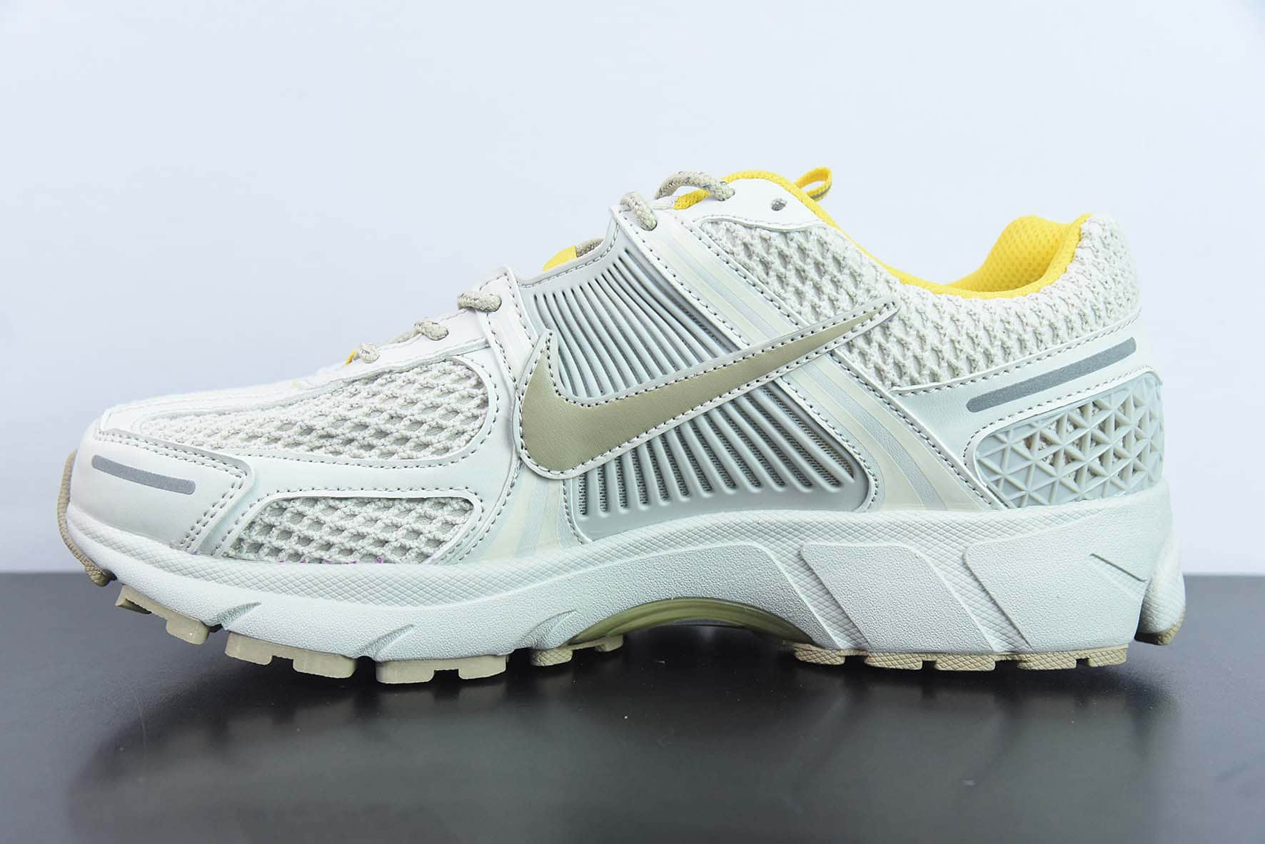 耐克Nike Zoom Vomero 5Light Bone Yellow佛莫罗5代系列骨白浅黄休闲运动慢跑鞋纯原版本 货号：FJ7694-020