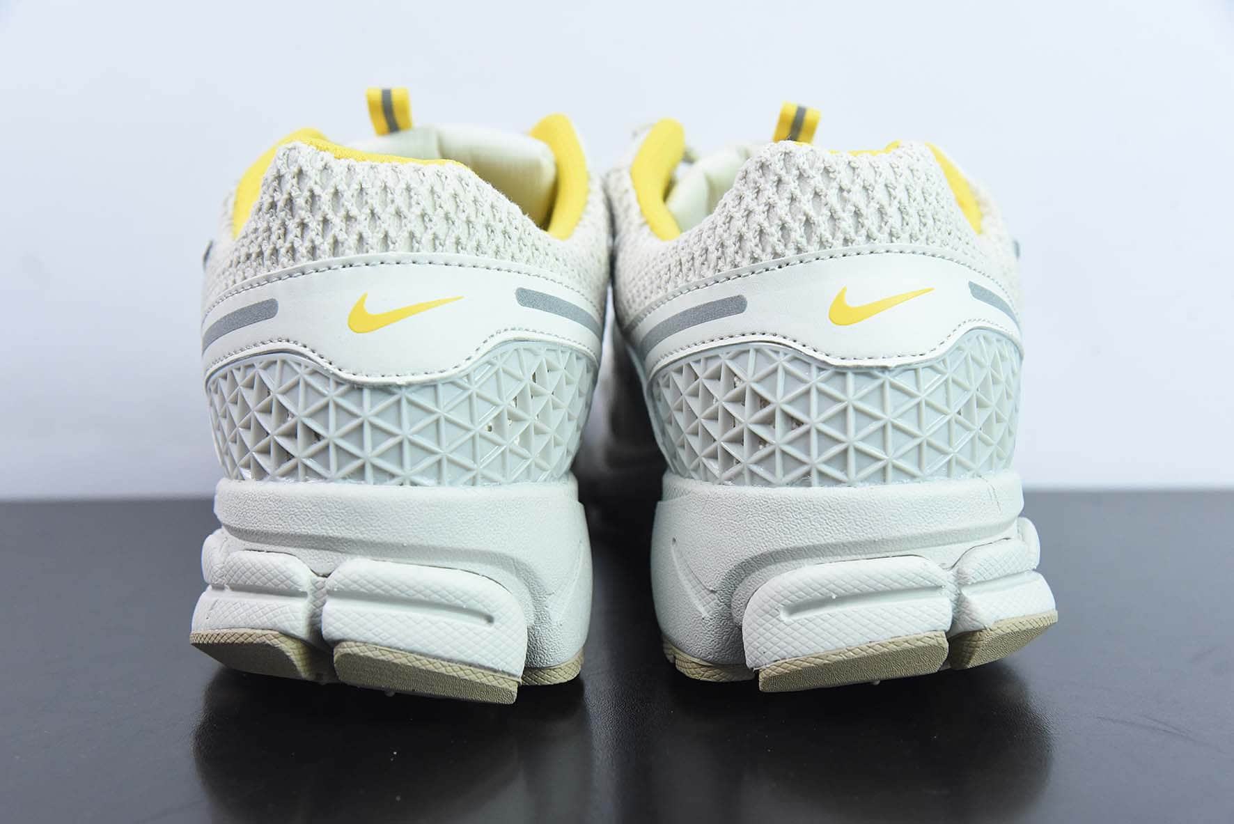 耐克Nike Zoom Vomero 5Light Bone Yellow佛莫罗5代系列骨白浅黄休闲运动慢跑鞋纯原版本 货号：FJ7694-020