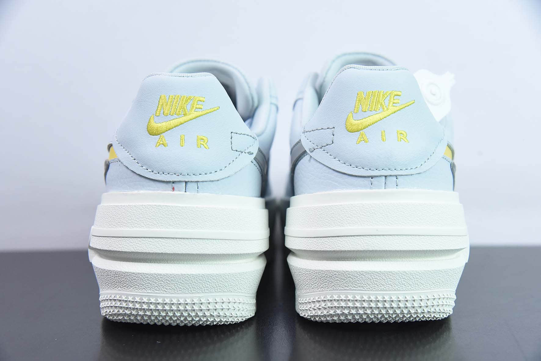 耐克Nike Air Force 1 PLT.AF.ORM Triple White 米白灰蓝黄空军一号低帮休闲板鞋纯原版本 货号：DJ9946-002