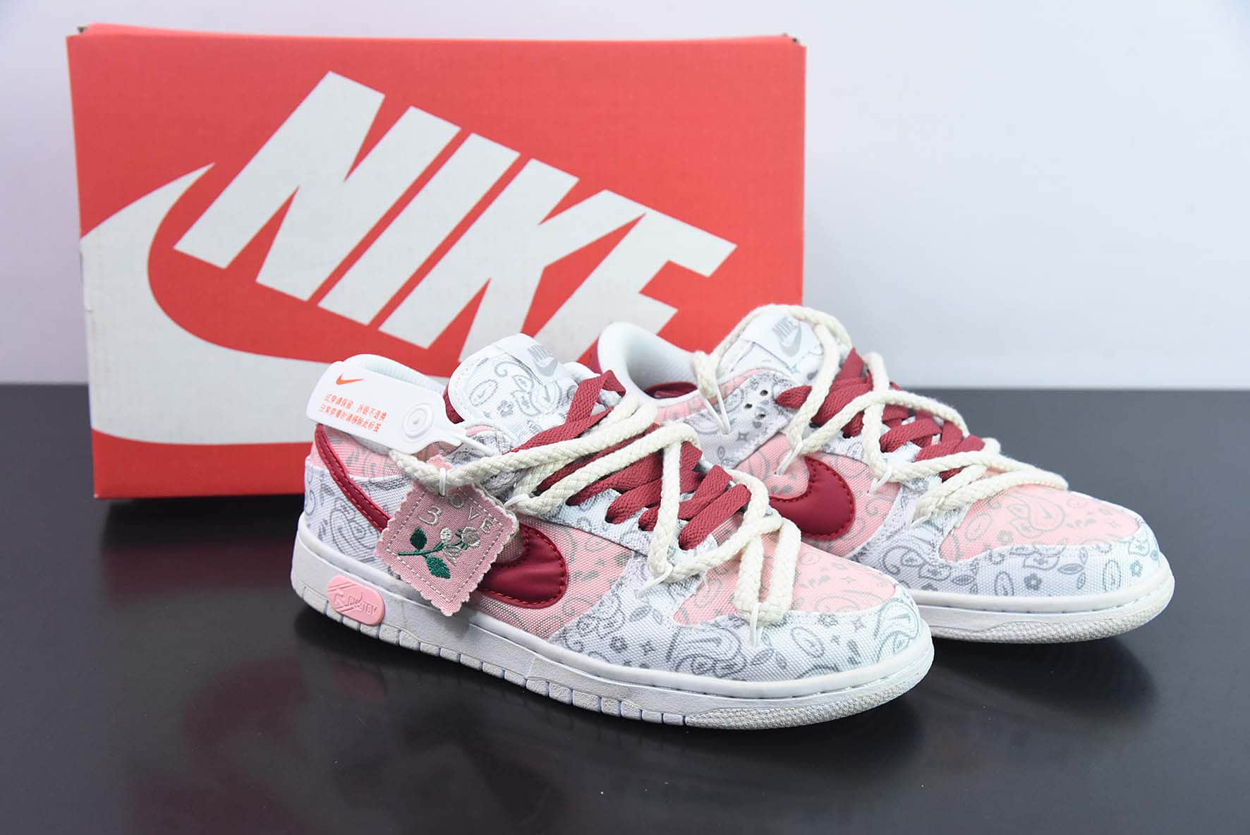 耐克Nike SB Dunk Low 解构抽绳白粉红腰花印花低帮SB休闲滑板鞋纯原版本 货号：DJ9955-100 