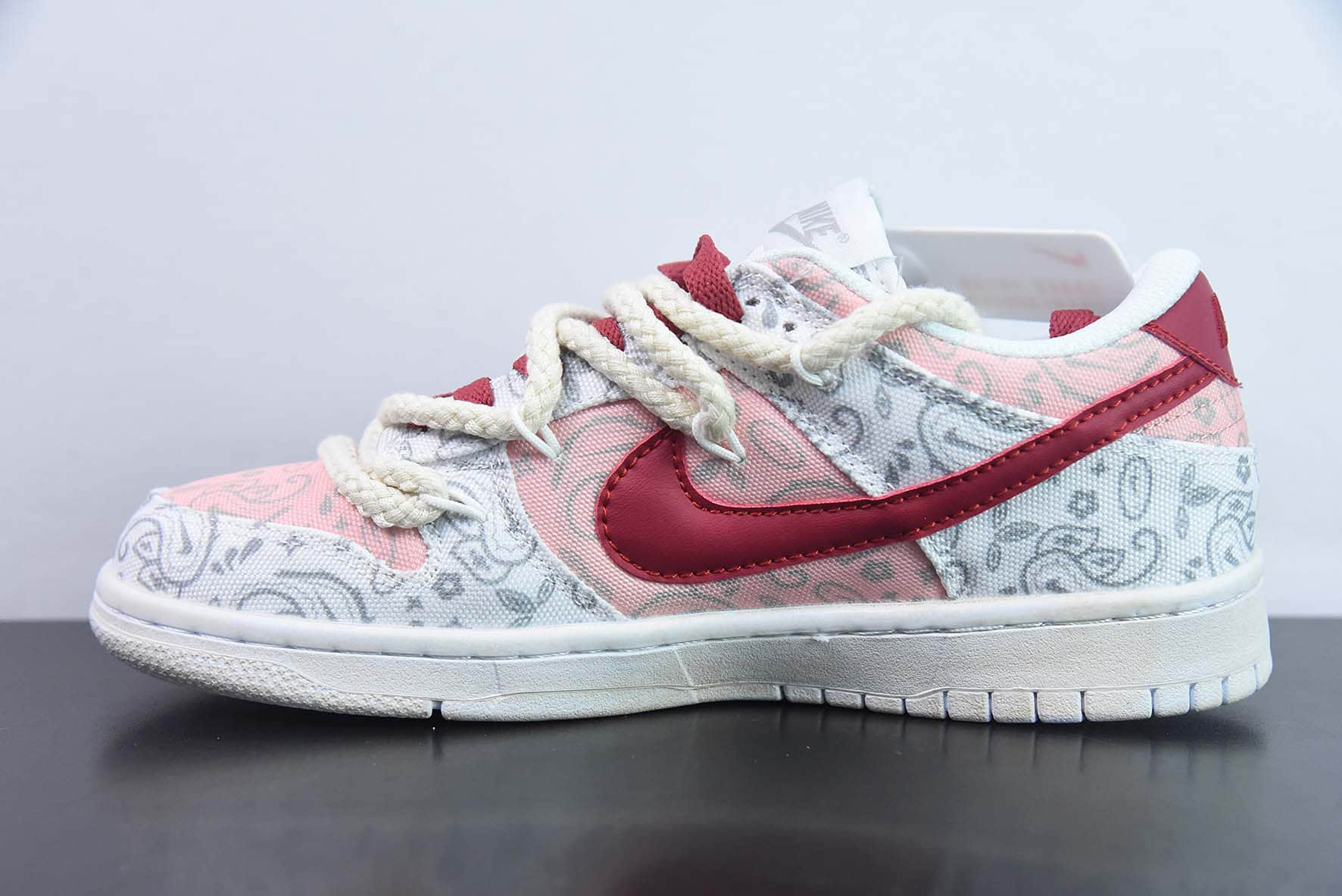 耐克Nike SB Dunk Low 解构抽绳白粉红腰花印花低帮SB休闲滑板鞋纯原版本 货号：DJ9955-100 