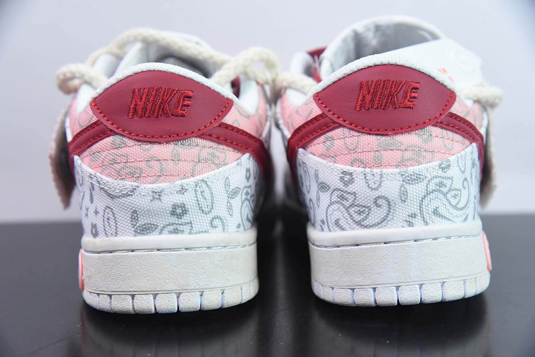 耐克Nike SB Dunk Low 解构抽绳白粉红腰花印花低帮SB休闲滑板鞋纯原版本 货号：DJ9955-100 