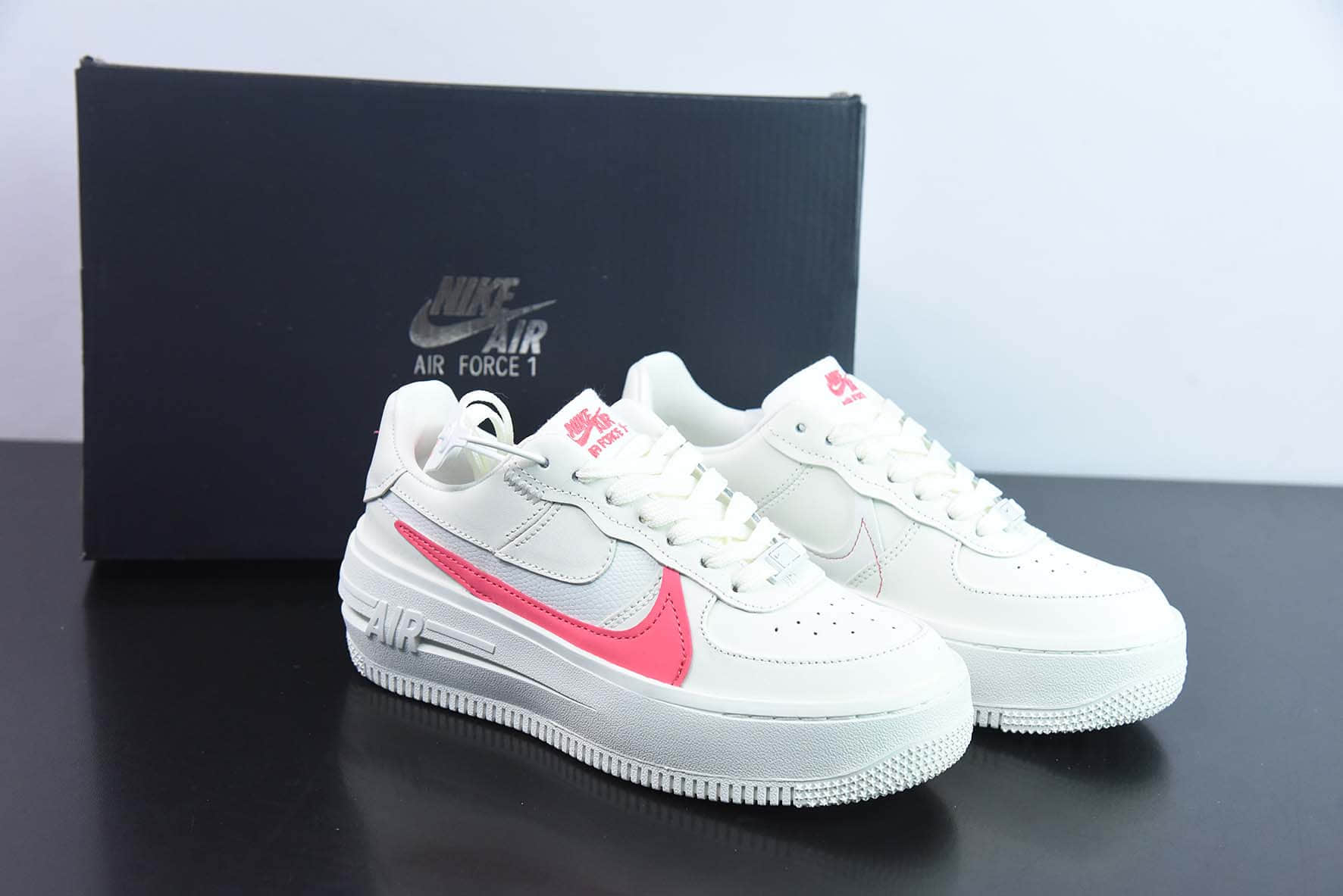 耐克Nike Air Force 1 PLT.AF.ORM Triple White 白粉红空军一号低帮休闲板鞋纯原版本 货号：DJ9946-105