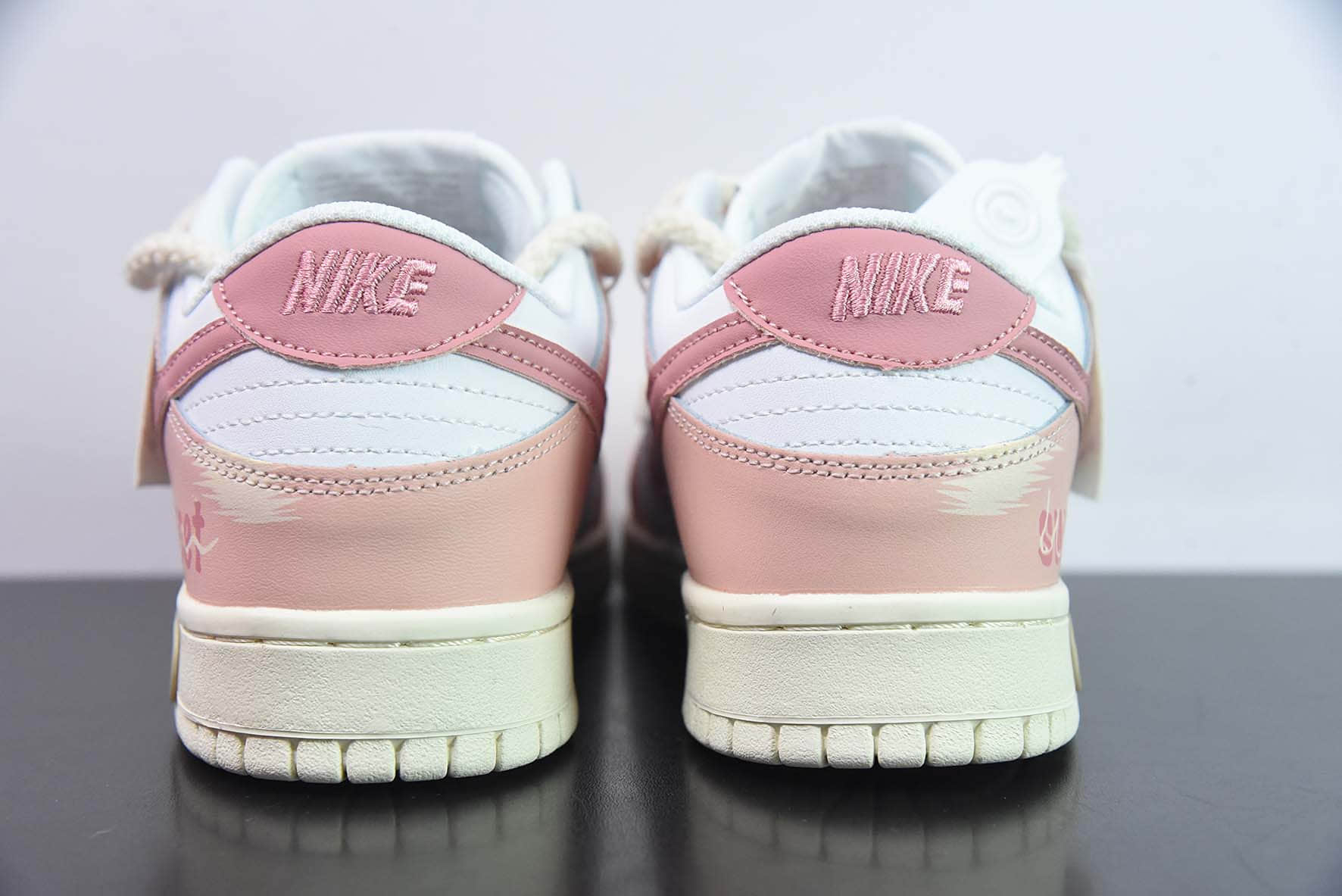 耐克Nike SB Dunk Low 解构抽绳白粉色涂鸦印花低帮SB休闲滑板鞋纯原版本 货号：DD1503-121