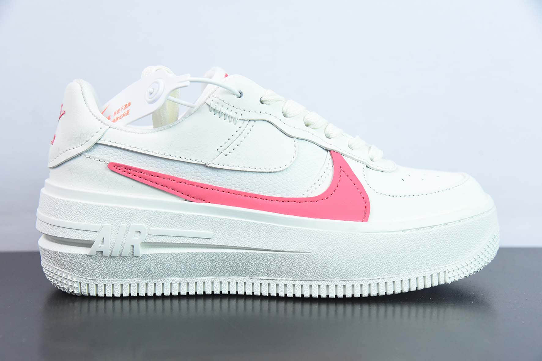 耐克Nike Air Force 1 PLT.AF.ORM Triple White 白粉红空军一号低帮休闲板鞋纯原版本 货号：DJ9946-105