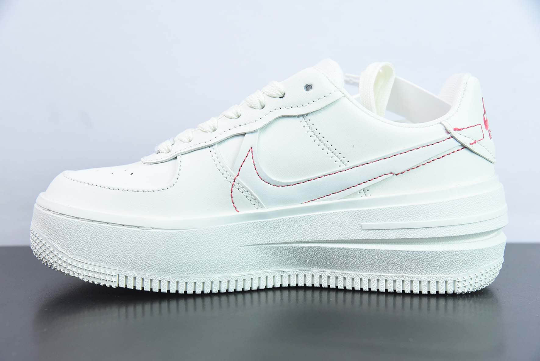 耐克Nike Air Force 1 PLT.AF.ORM Triple White 白粉红空军一号低帮休闲板鞋纯原版本 货号：DJ9946-105