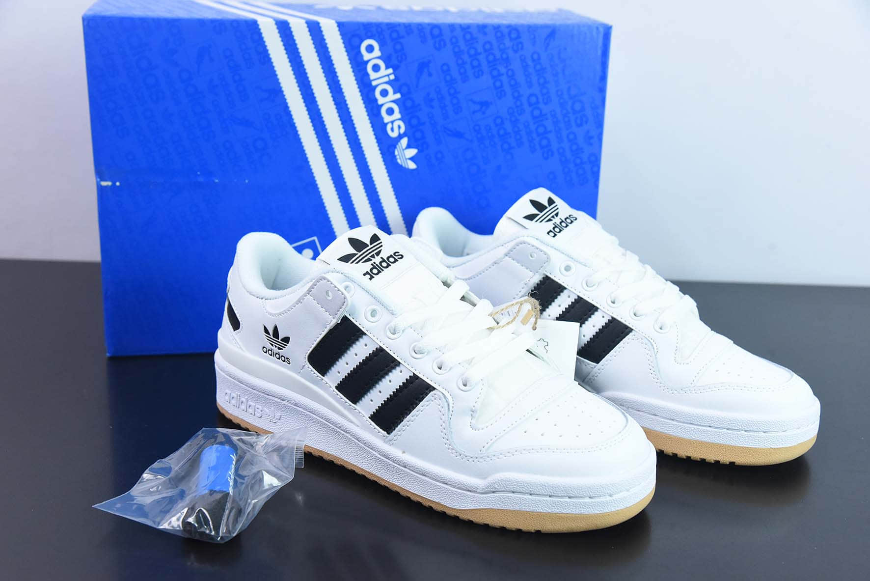 阿迪达斯Adidas Originals Forum 84 Low皮革白黑生胶底罗马系列魔术贴低帮复古系带百搭休闲运动板鞋纯原版本 货号：HP9088