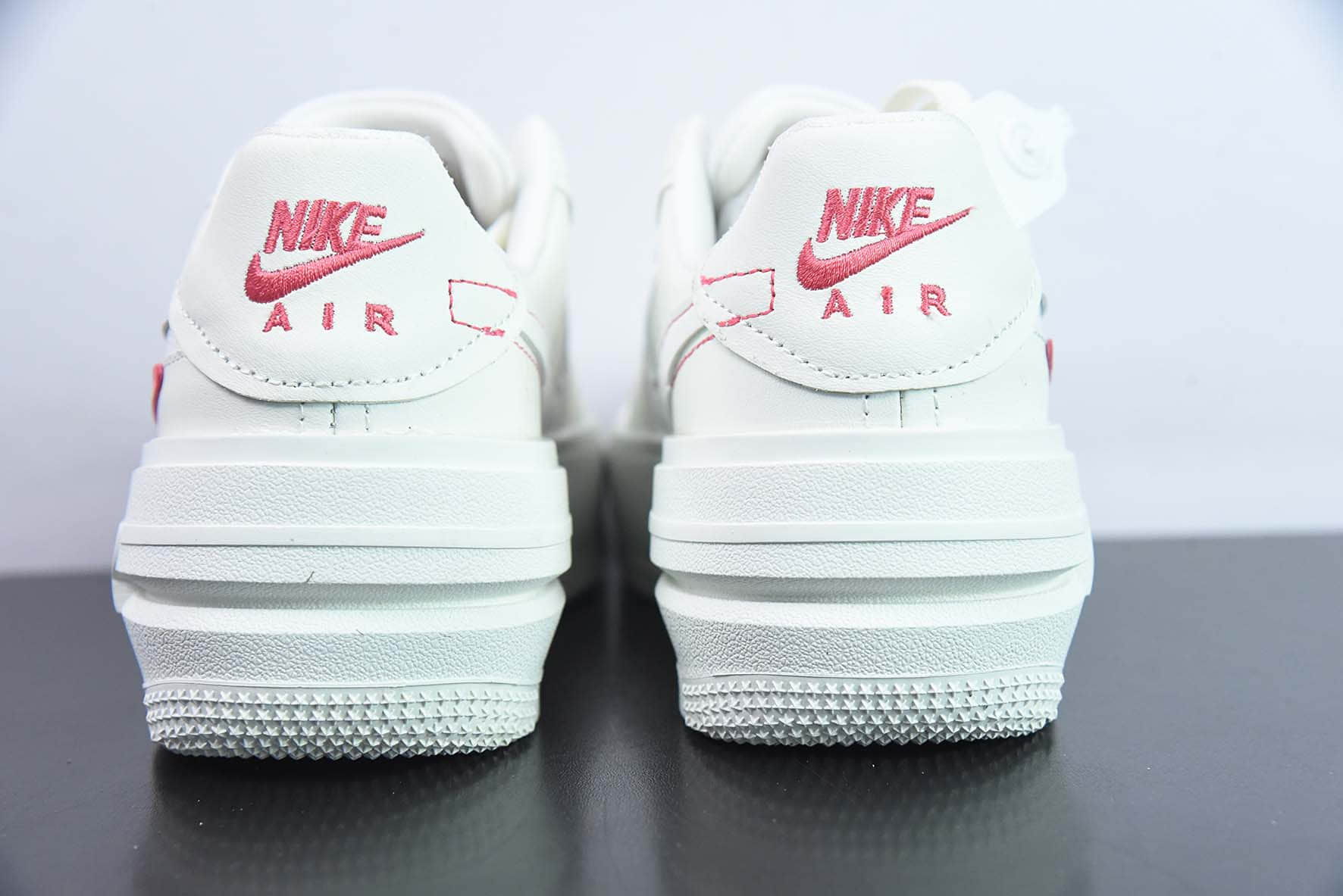 耐克Nike Air Force 1 PLT.AF.ORM Triple White 白粉红空军一号低帮休闲板鞋纯原版本 货号：DJ9946-105