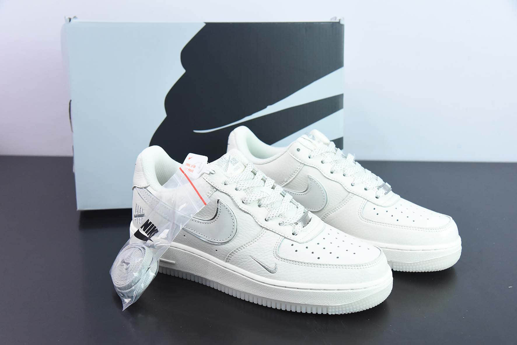 耐克Nike UNDEFEATED x Nike Air Force 1´07 LowBeigeSliver皮革米白银五杠空军一号低帮休闲板鞋纯原版本 货号：BS9055-730