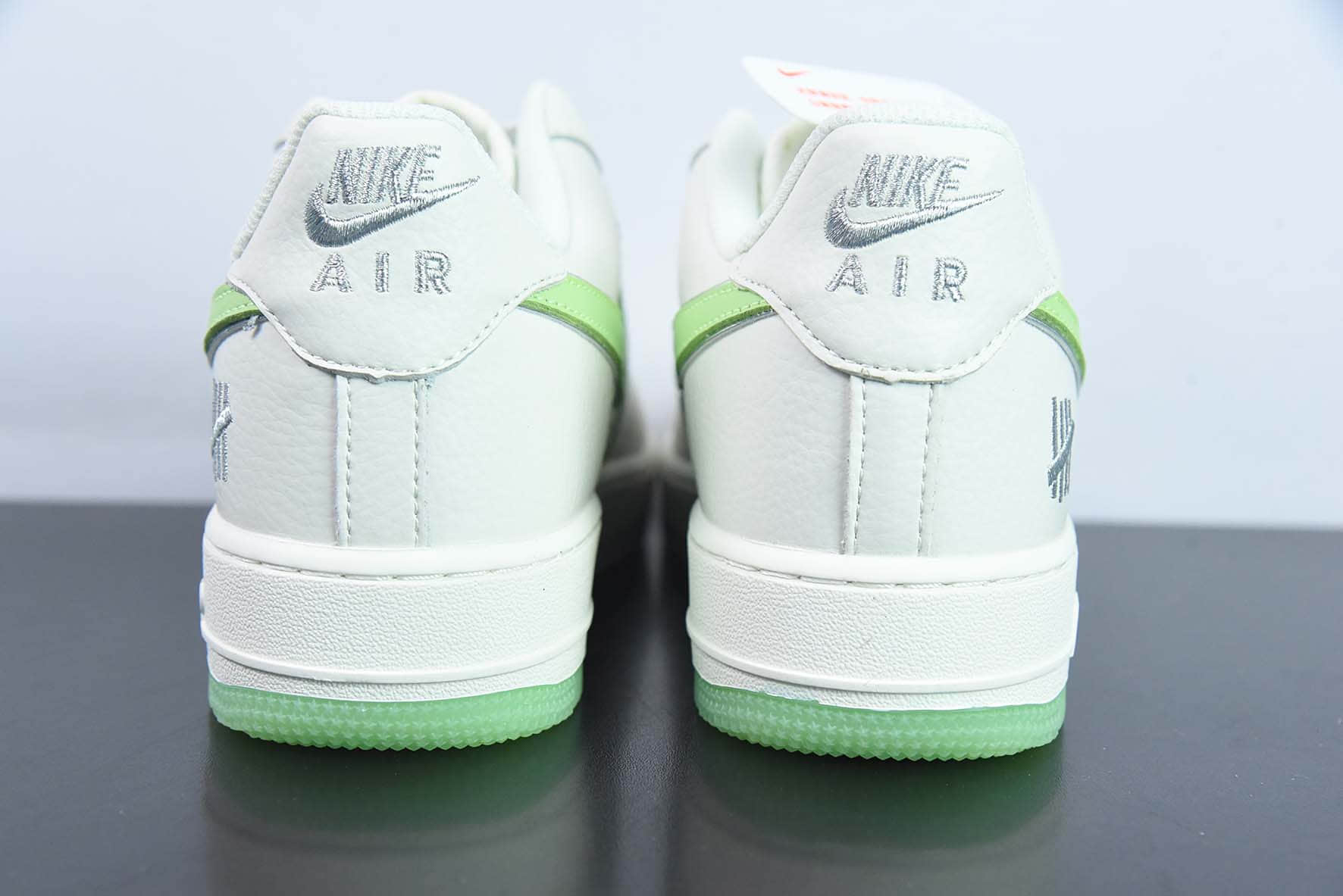 耐克Nike UNDEFEATED x Nike Air Force 1´07 Low“皮革米白苹果绿银五杠空军一号低帮休闲板鞋纯原版本 货号：BS9055-731