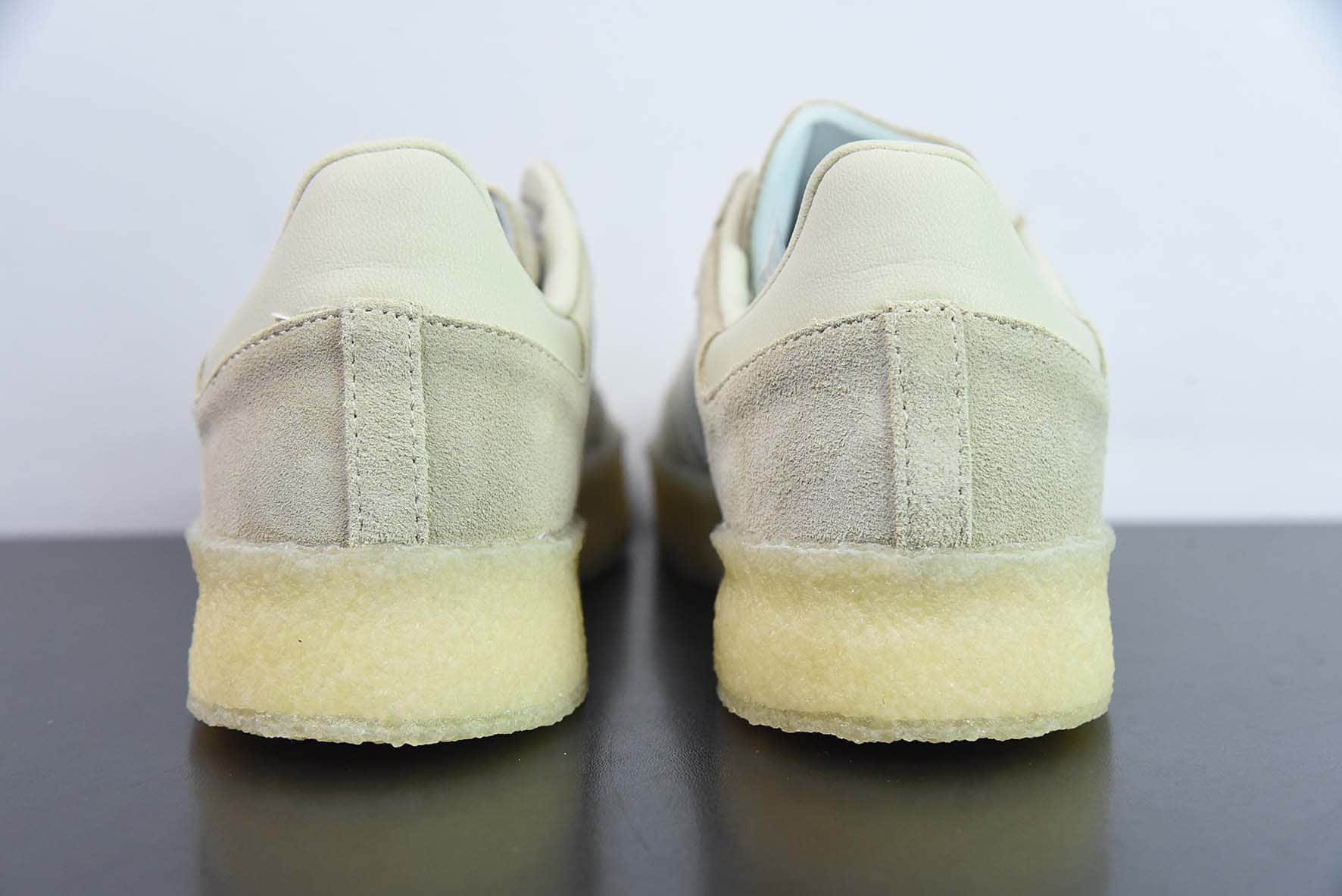 阿迪达斯Adidas KITH x Clarks x Adidas Originals 8th Street SambaSavannah沙漠黄桑巴舞街头系列德训运动板鞋纯原版本 货号：ID7298 