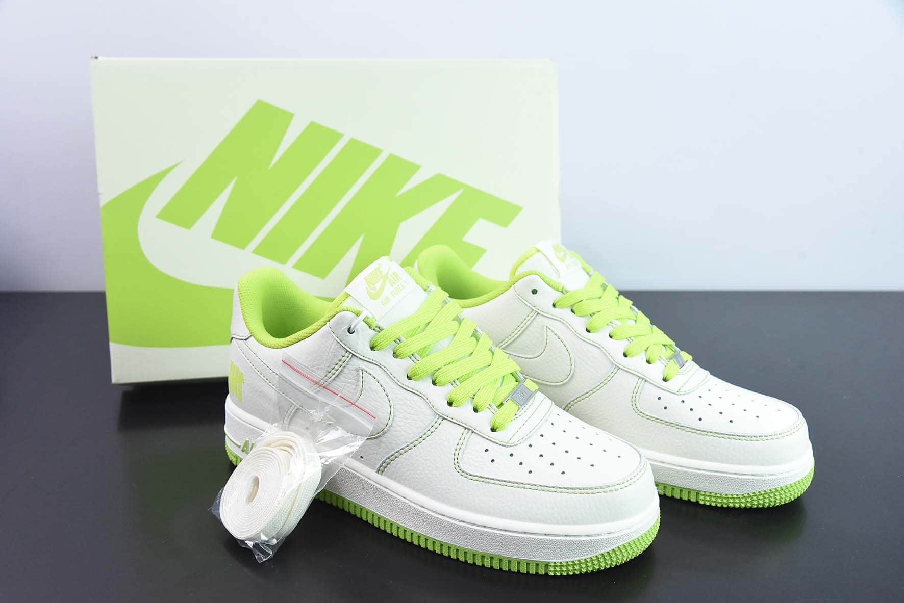 耐克Nike Undefeated x Nk Air Force 1'07 Low 五道杠米月色空军一号低帮休闲板鞋纯原版本 货号：UN1988-888