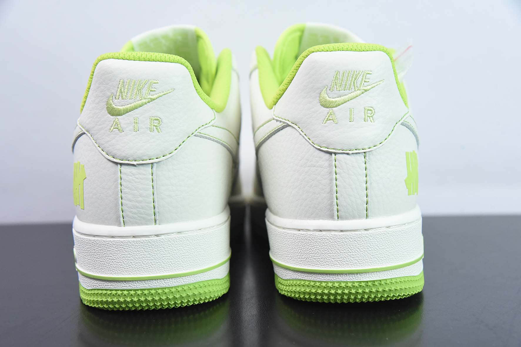 耐克Nike Undefeated x Nk Air Force 1'07 Low 五道杠米月色空军一号低帮休闲板鞋纯原版本 货号：UN1988-888