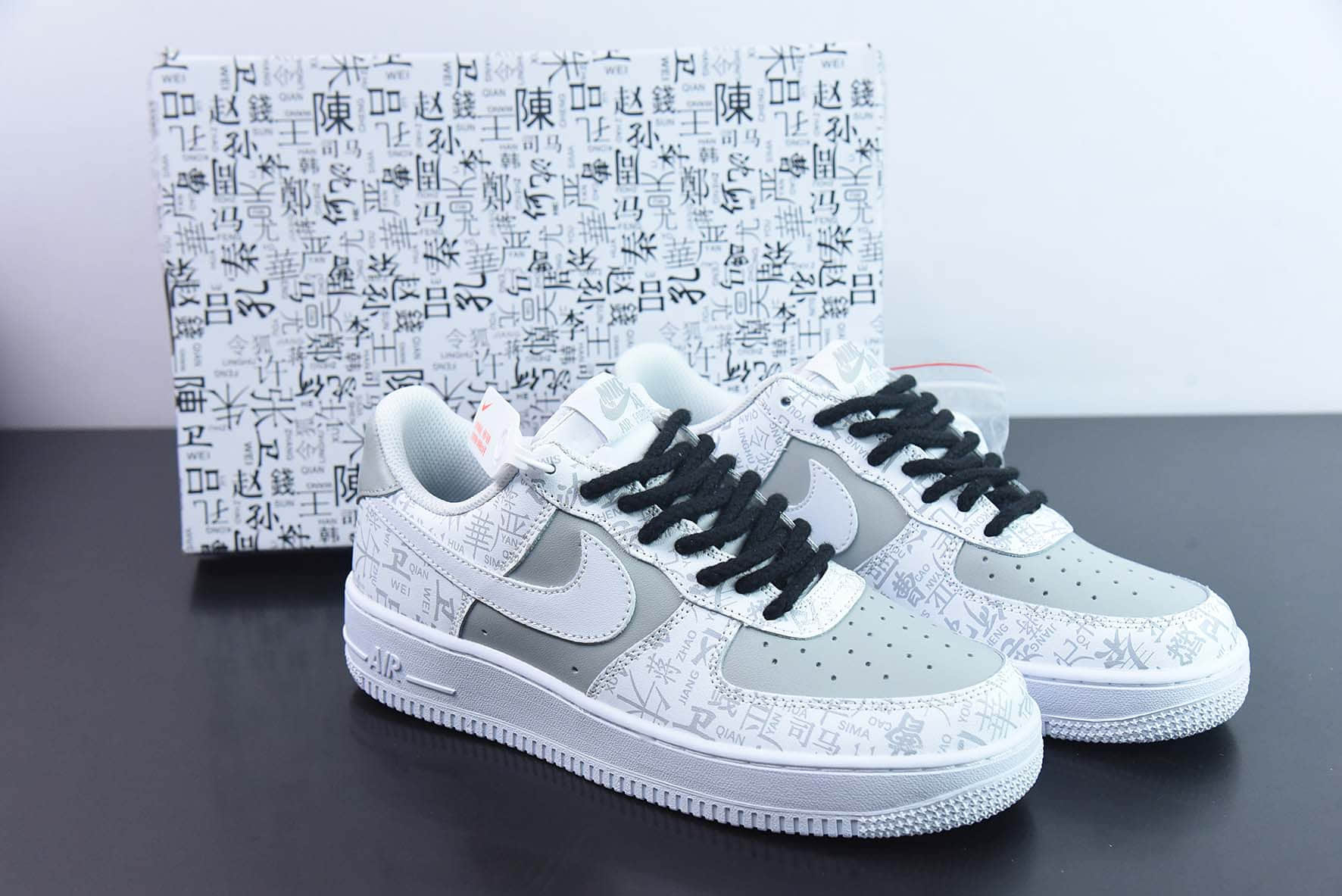 耐克Nike Air Force 1’07 LowThe Book of Family Names“皮革白灰百家姓印花”空军一号低帮休闲板鞋纯原版本 货号：SD3356-008