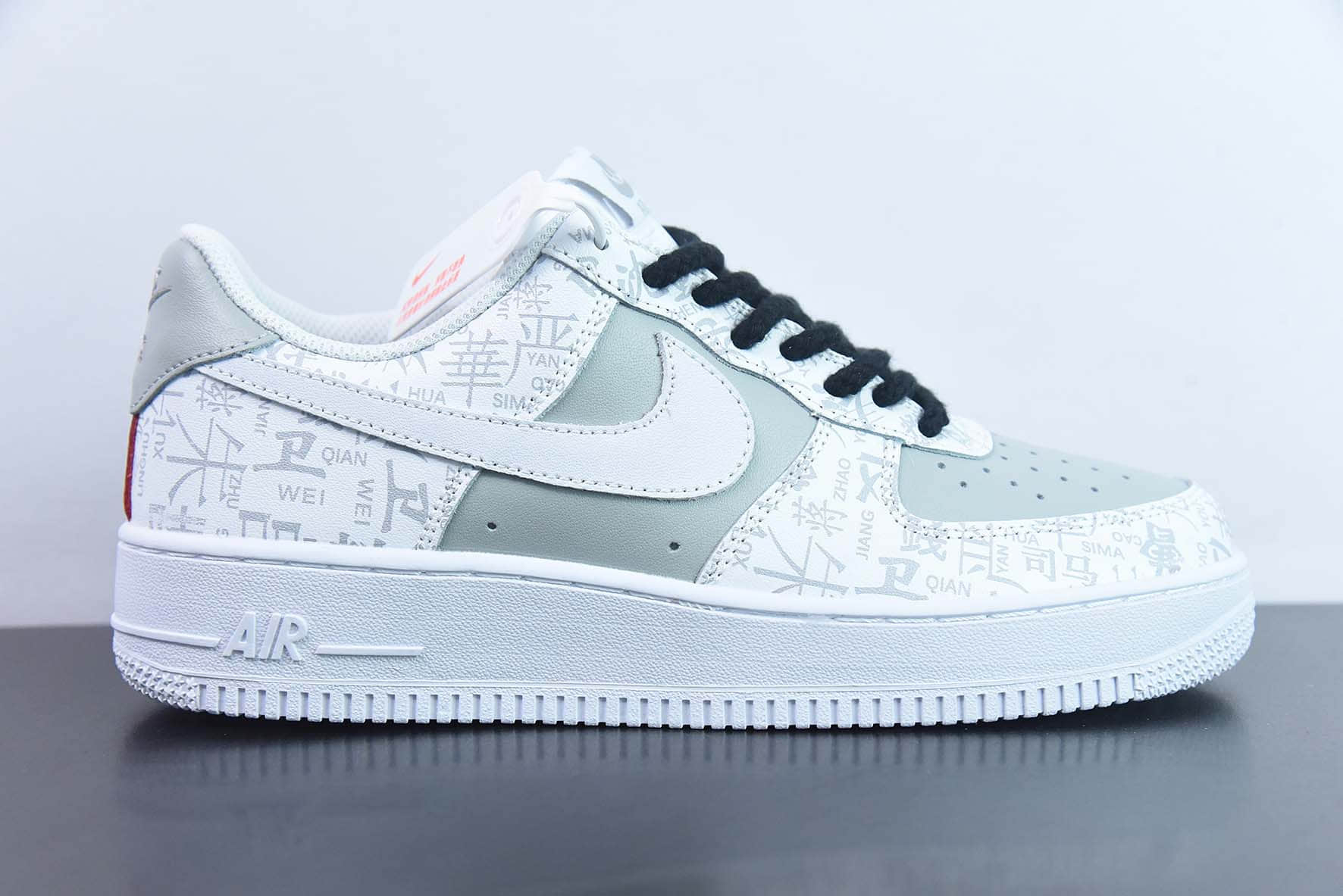 耐克Nike Air Force 1’07 LowThe Book of Family Names“皮革白灰百家姓印花”空军一号低帮休闲板鞋纯原版本 货号：SD3356-008