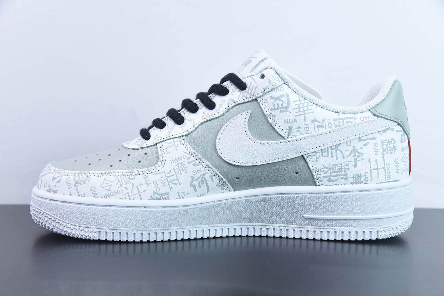 耐克Nike Air Force 1’07 LowThe Book of Family Names“皮革白灰百家姓印花”空军一号低帮休闲板鞋纯原版本 货号：SD3356-008