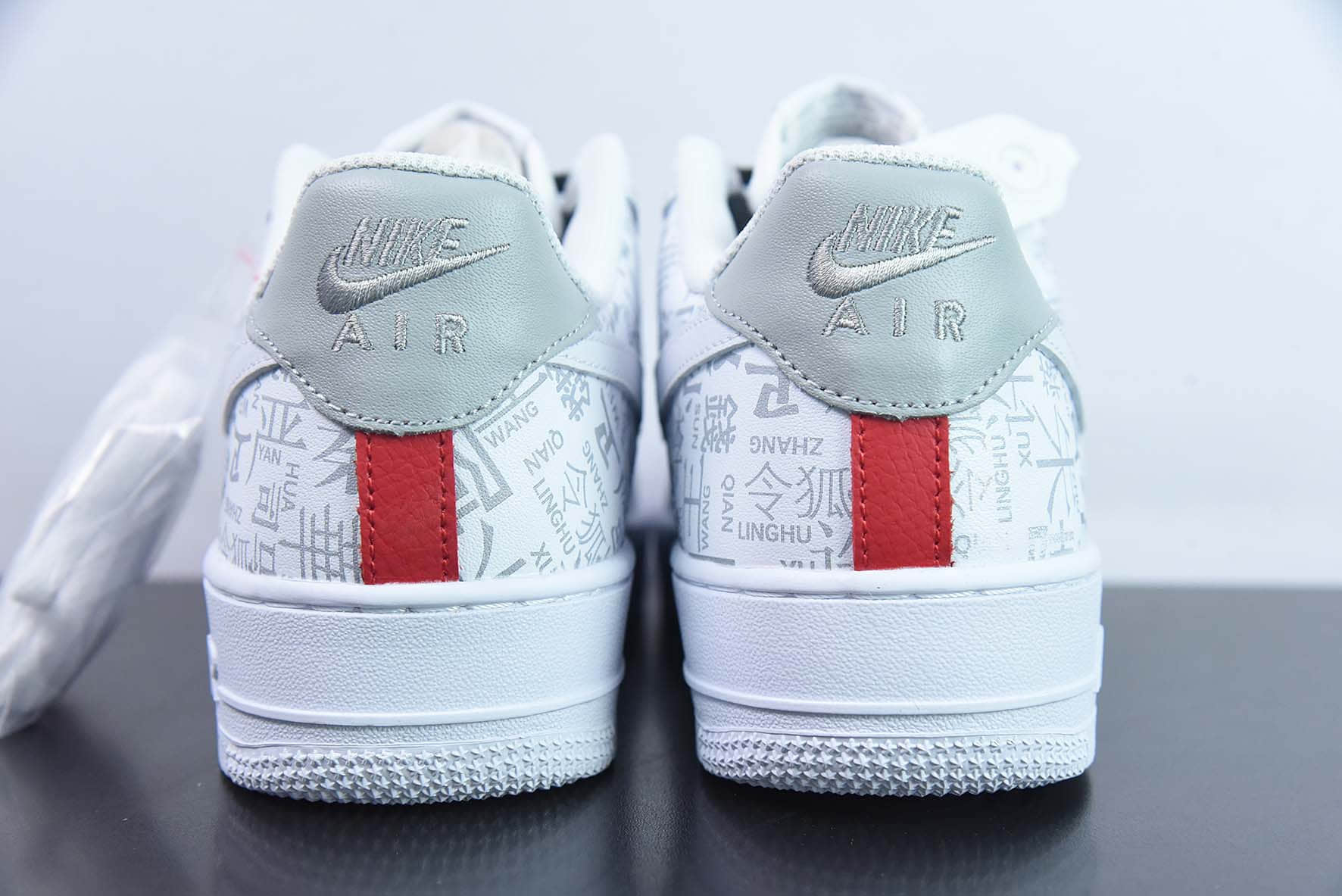 耐克Nike Air Force 1’07 LowThe Book of Family Names“皮革白灰百家姓印花”空军一号低帮休闲板鞋纯原版本 货号：SD3356-008