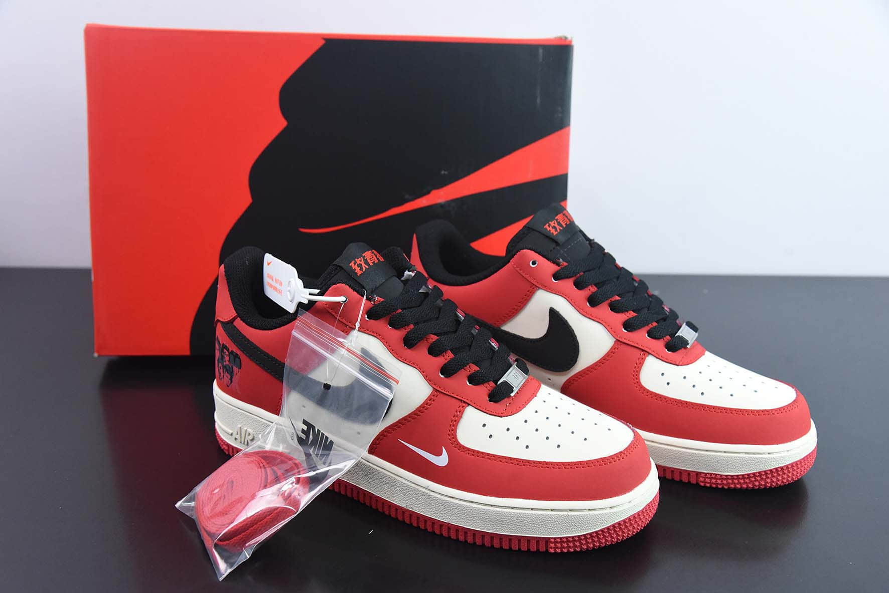 耐克Nike Air Force 1 '07 Low 灌篮高手联名黑白红小勾空军一号休闲板鞋纯原版本 货号：BS9055-718