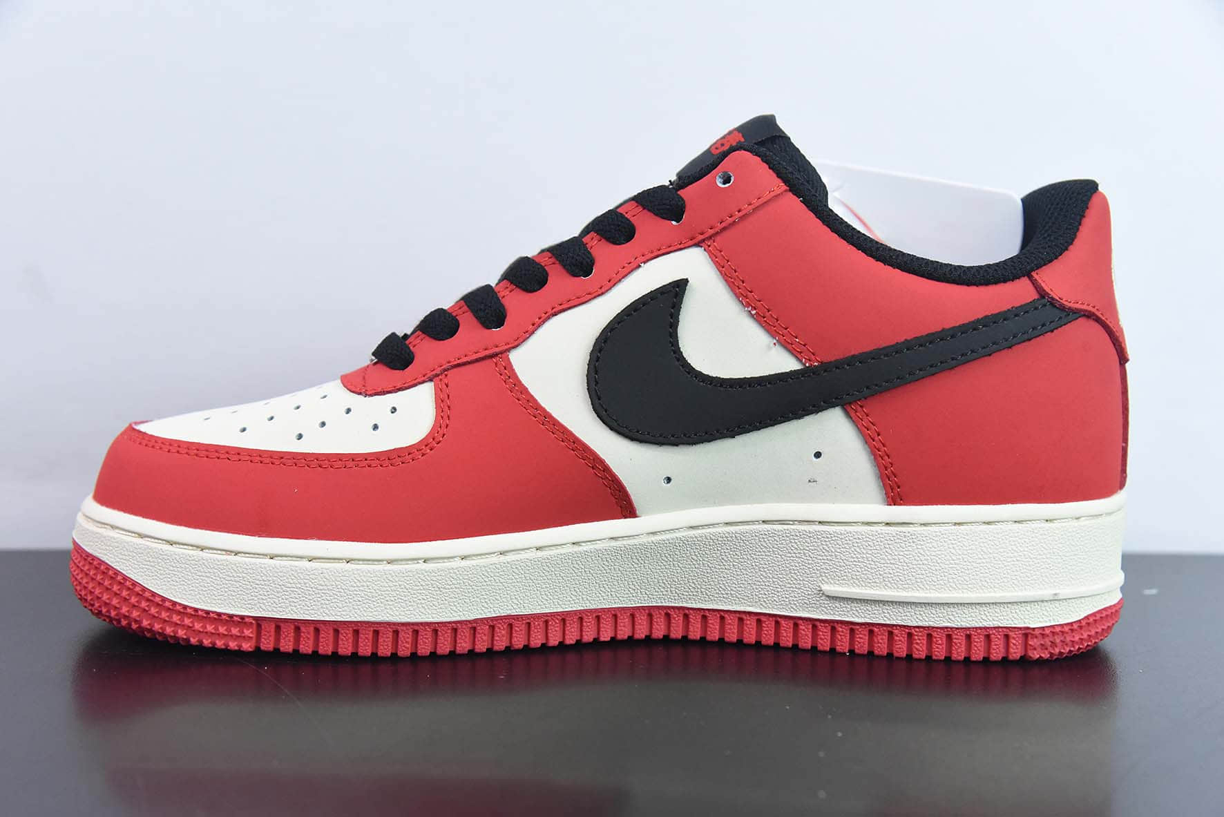 耐克Nike Air Force 1 '07 Low 灌篮高手联名黑白红小勾空军一号休闲板鞋纯原版本 货号：BS9055-718