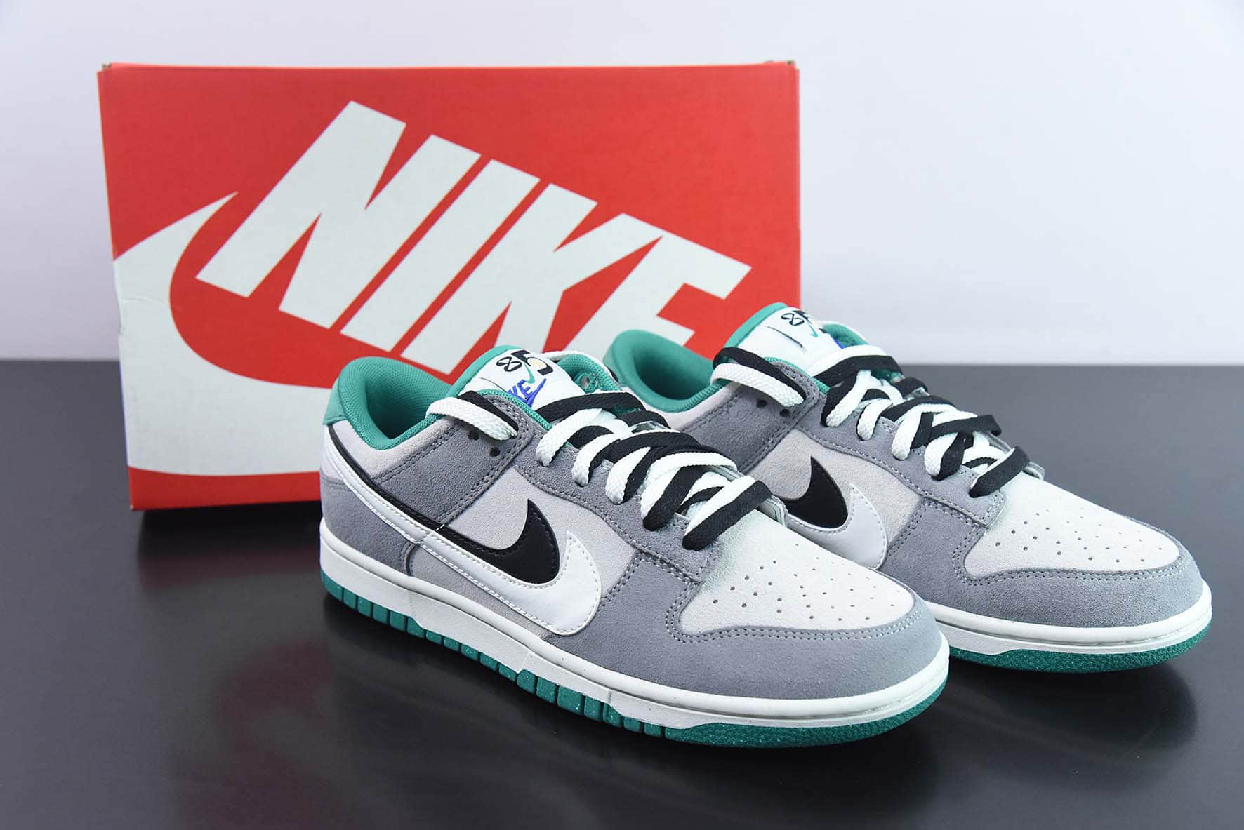 耐克Nike SB Dunk Low SE85 Double SwooshGreyBlackWhite拼色深灰浅灰黑白双钩扣篮系列低帮休闲运动滑板板鞋纯原版本 货号：DO9457-132