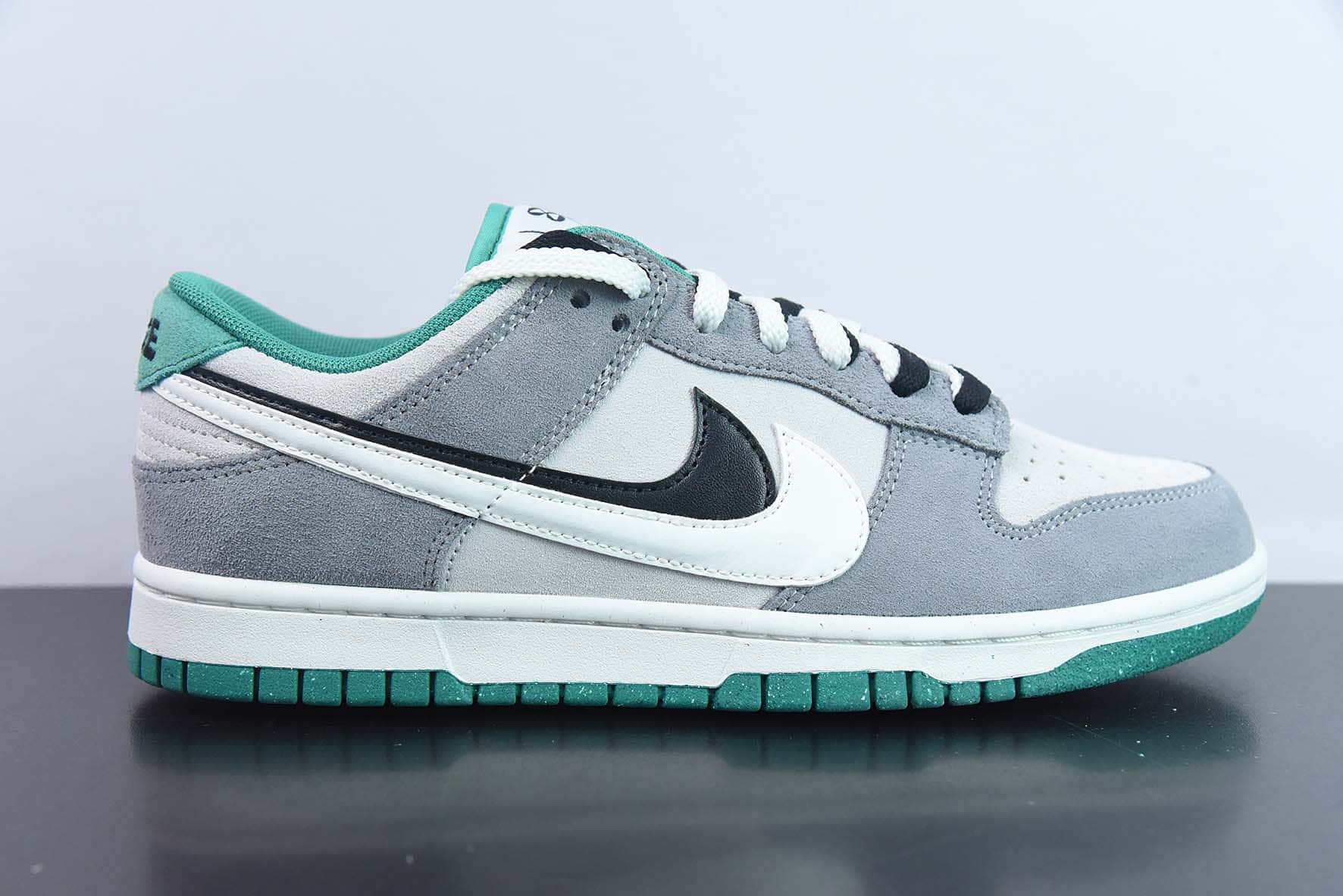 耐克Nike SB Dunk Low SE85 Double SwooshGreyBlackWhite拼色深灰浅灰黑白双钩扣篮系列低帮休闲运动滑板板鞋纯原版本 货号：DO9457-132